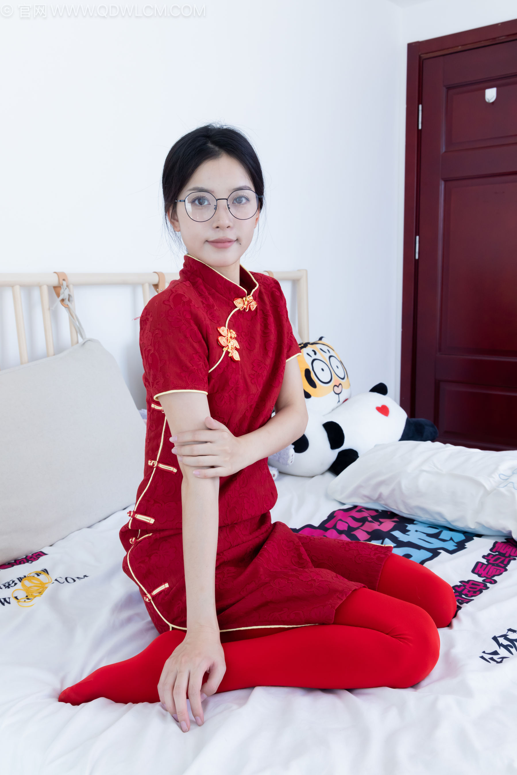 物恋传媒 No.2236 茯苓 -红色低跟鞋、厚款红色丝、皮筋绑脚老头乐挠脚剧情/(160P)