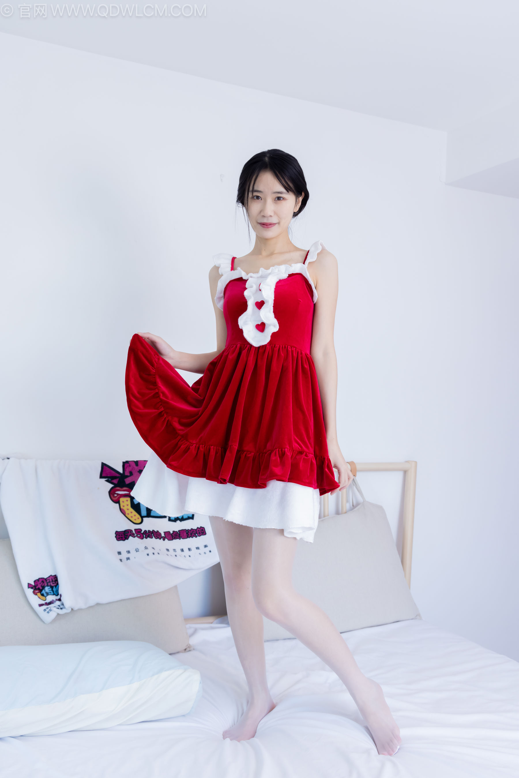 物恋传媒 No.2237 菜菜 -高跟鞋、油亮薄白丝、裸足、草莓和酸奶裸足摆盘剧情/(230P)