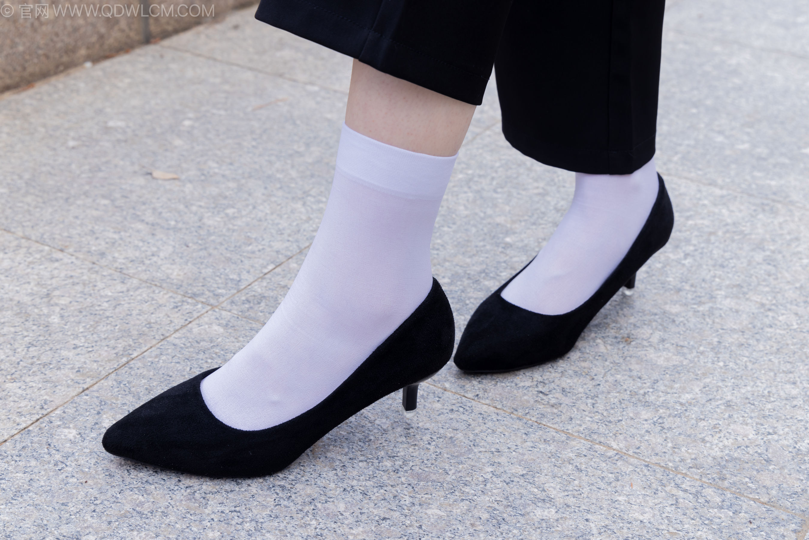 物恋传媒 No.2238 小酒 -高跟鞋、短白丝、ol制服户外/(230P)