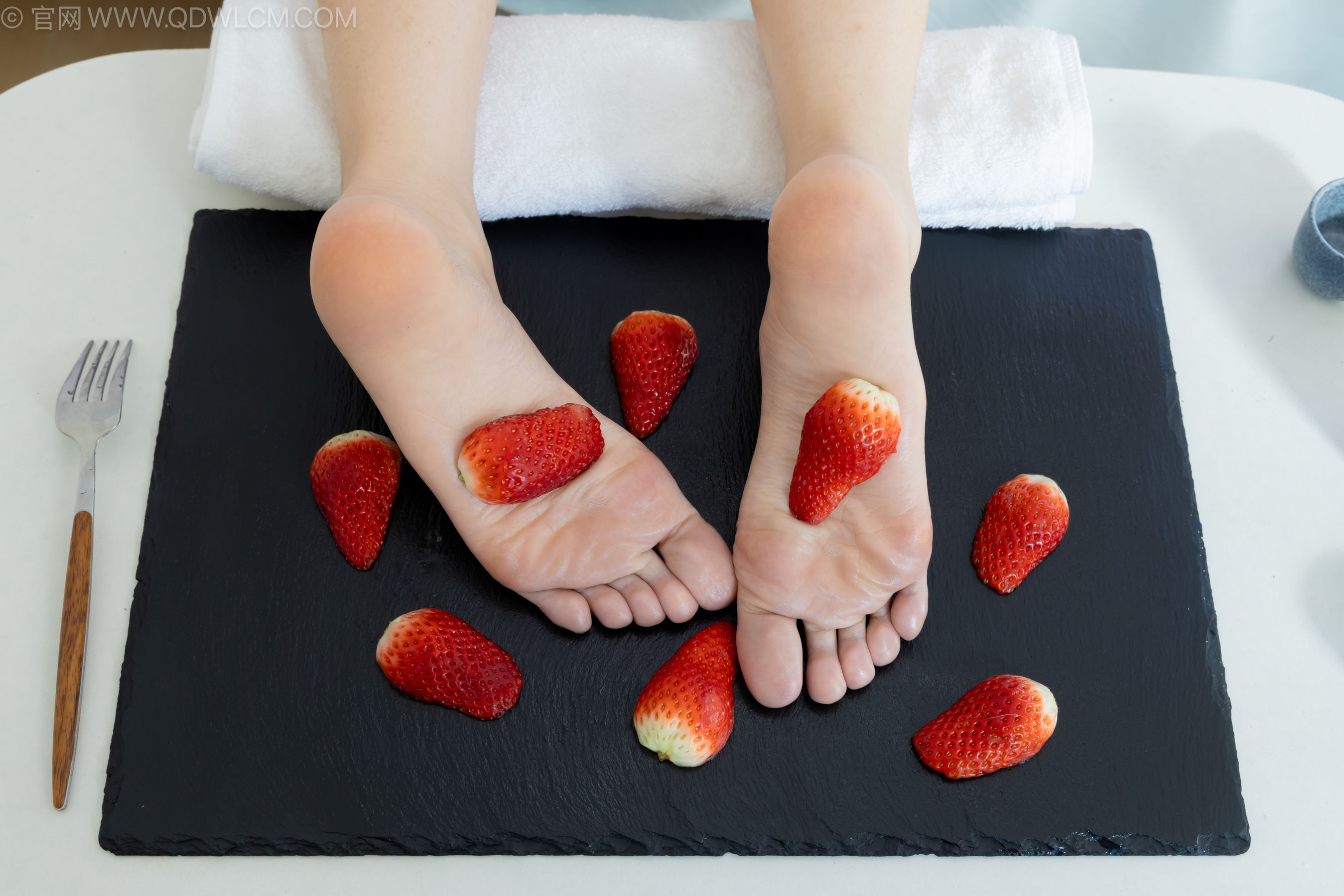 物恋传媒 No.2237 菜菜 -高跟鞋、油亮薄白丝、裸足、草莓和酸奶裸足摆盘剧情/(230P)