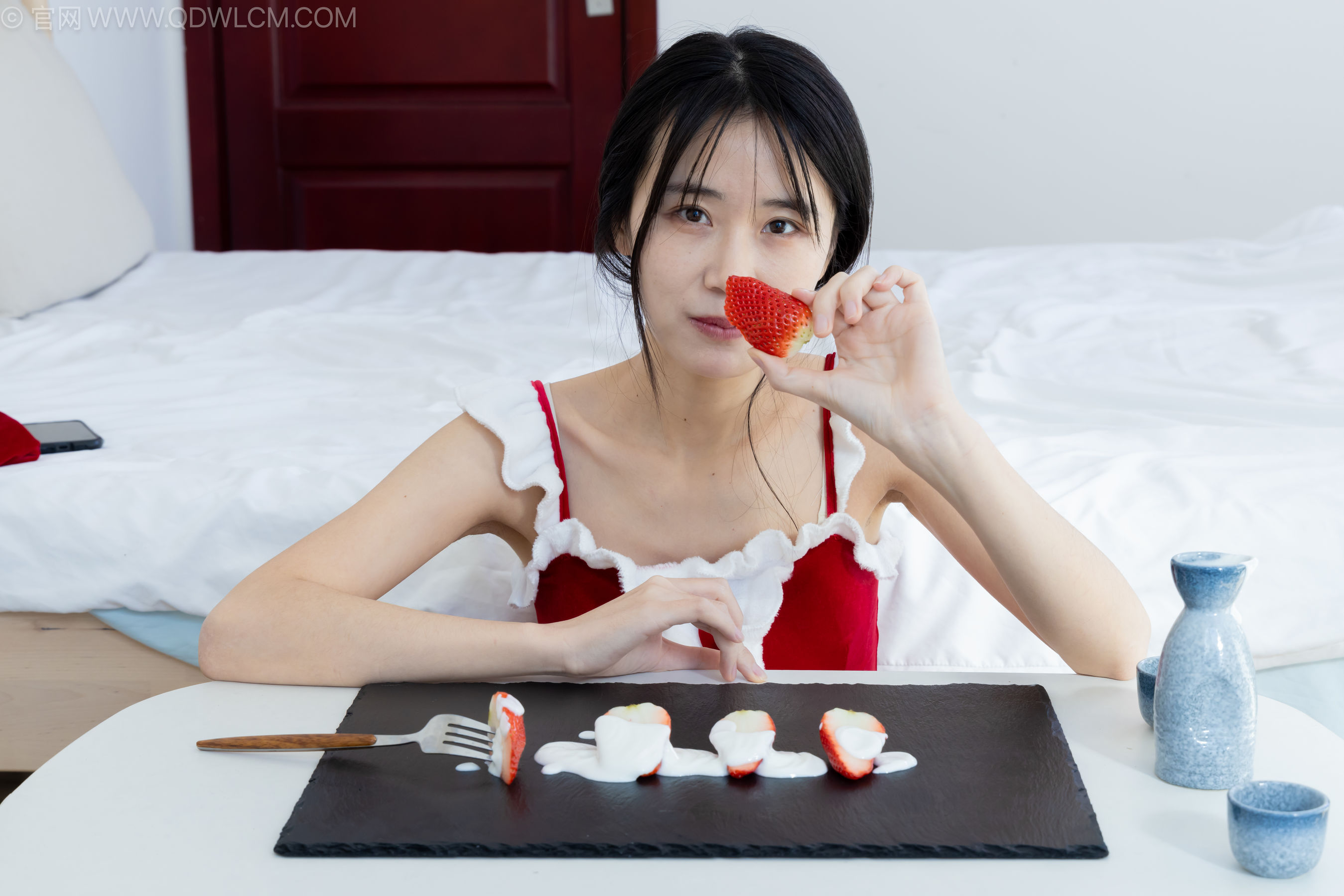 物恋传媒 No.2237 菜菜 -高跟鞋、油亮薄白丝、裸足、草莓和酸奶裸足摆盘剧情/(230P)