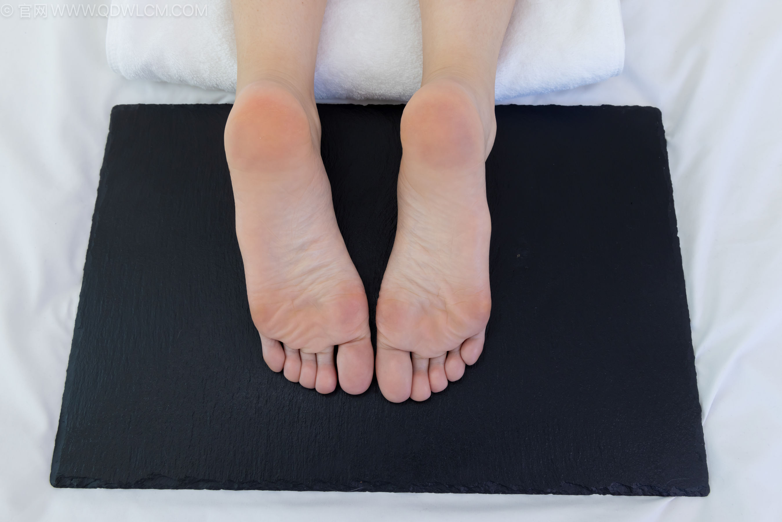 物恋传媒 No.2237 菜菜 -高跟鞋、油亮薄白丝、裸足、草莓和酸奶裸足摆盘剧情/(230P)