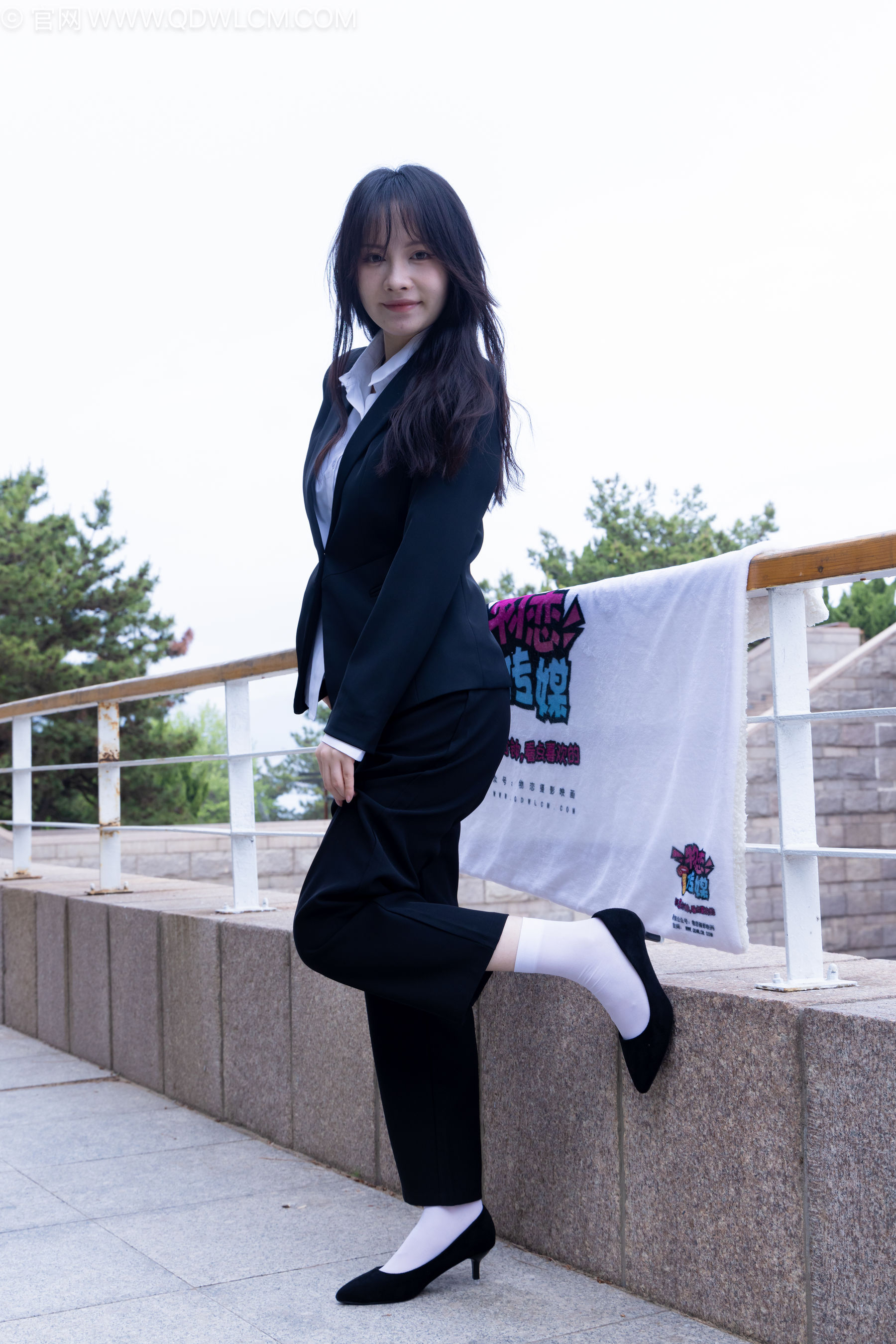 物恋传媒 No.2238 小酒 -高跟鞋、短白丝、ol制服户外/(230P)