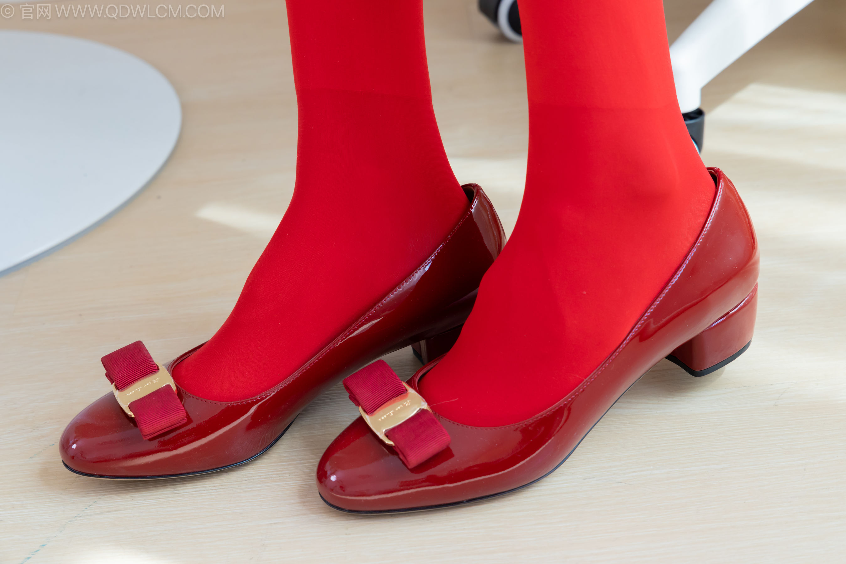 物恋传媒 No.2236 茯苓 -红色低跟鞋、厚款红色丝、皮筋绑脚老头乐挠脚剧情/(160P)