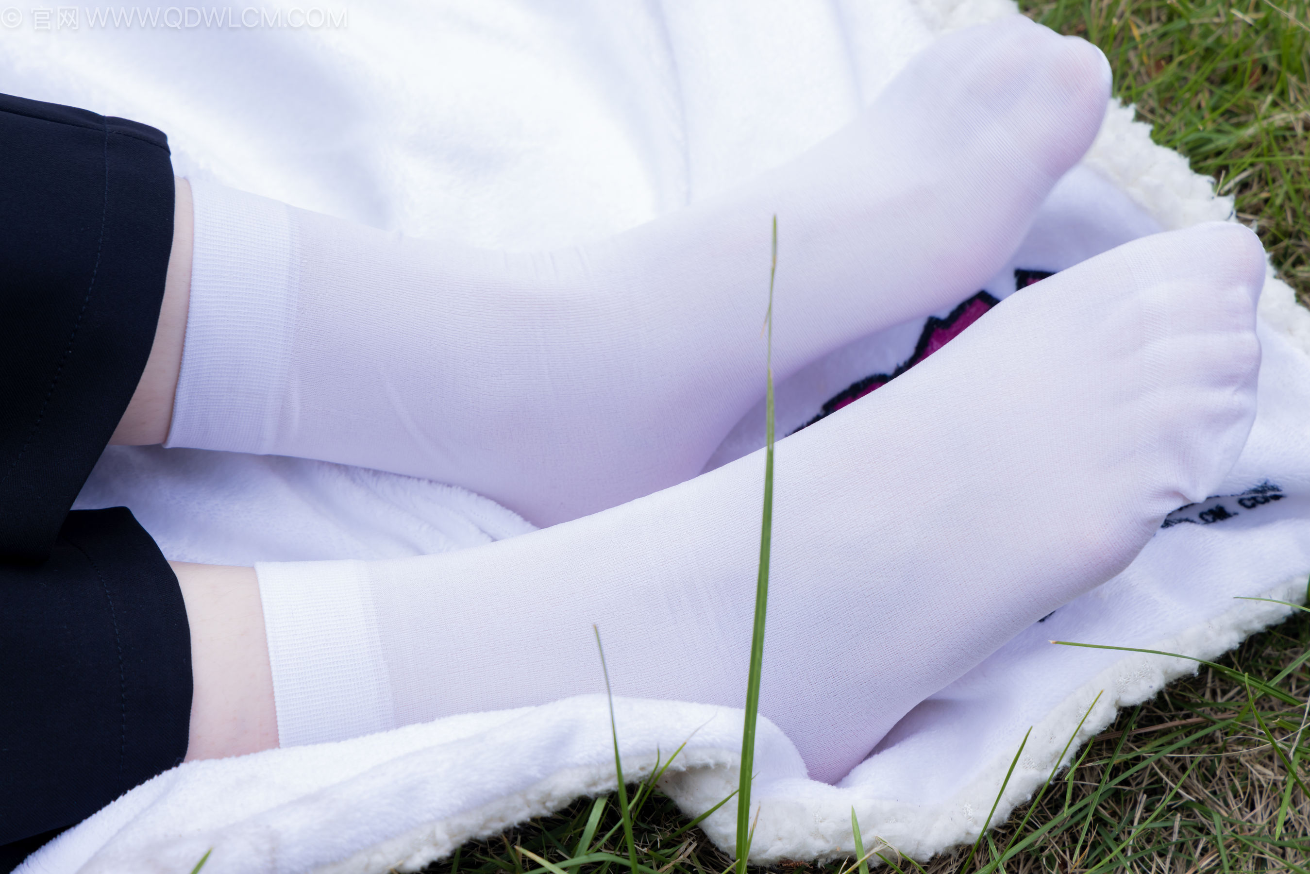 物恋传媒 No.2238 小酒 -高跟鞋、短白丝、ol制服户外/(230P)