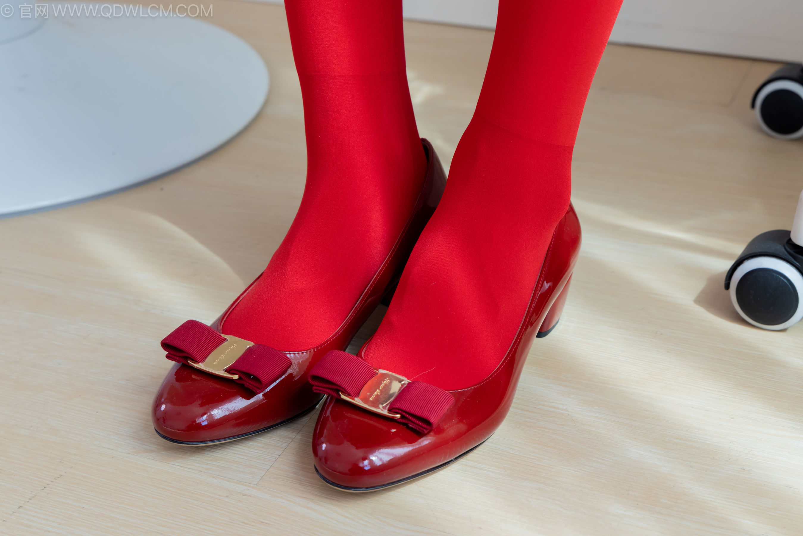 物恋传媒 No.2236 茯苓 -红色低跟鞋、厚款红色丝、皮筋绑脚老头乐挠脚剧情/(160P)