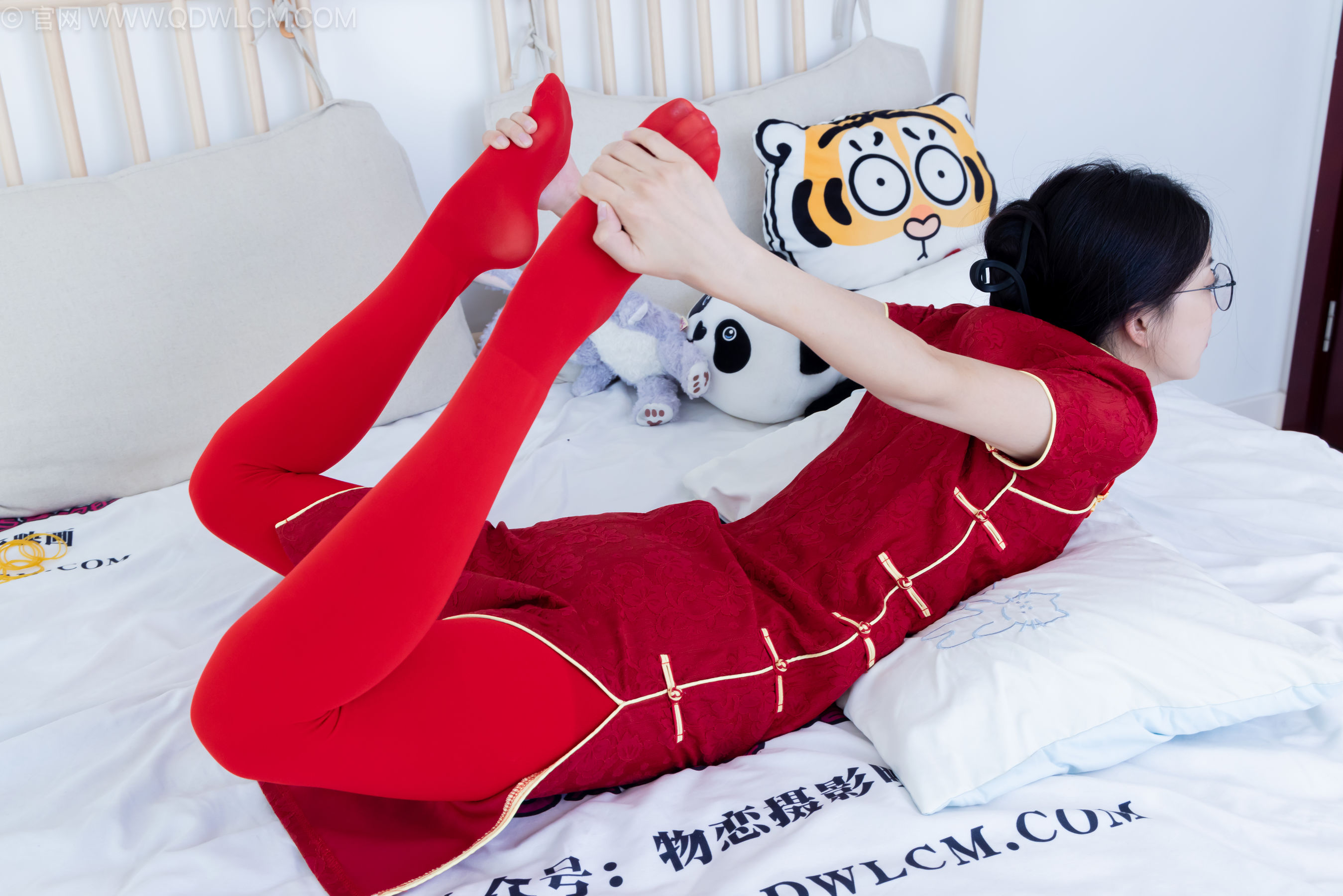 物恋传媒 No.2236 茯苓 -红色低跟鞋、厚款红色丝、皮筋绑脚老头乐挠脚剧情/(160P)