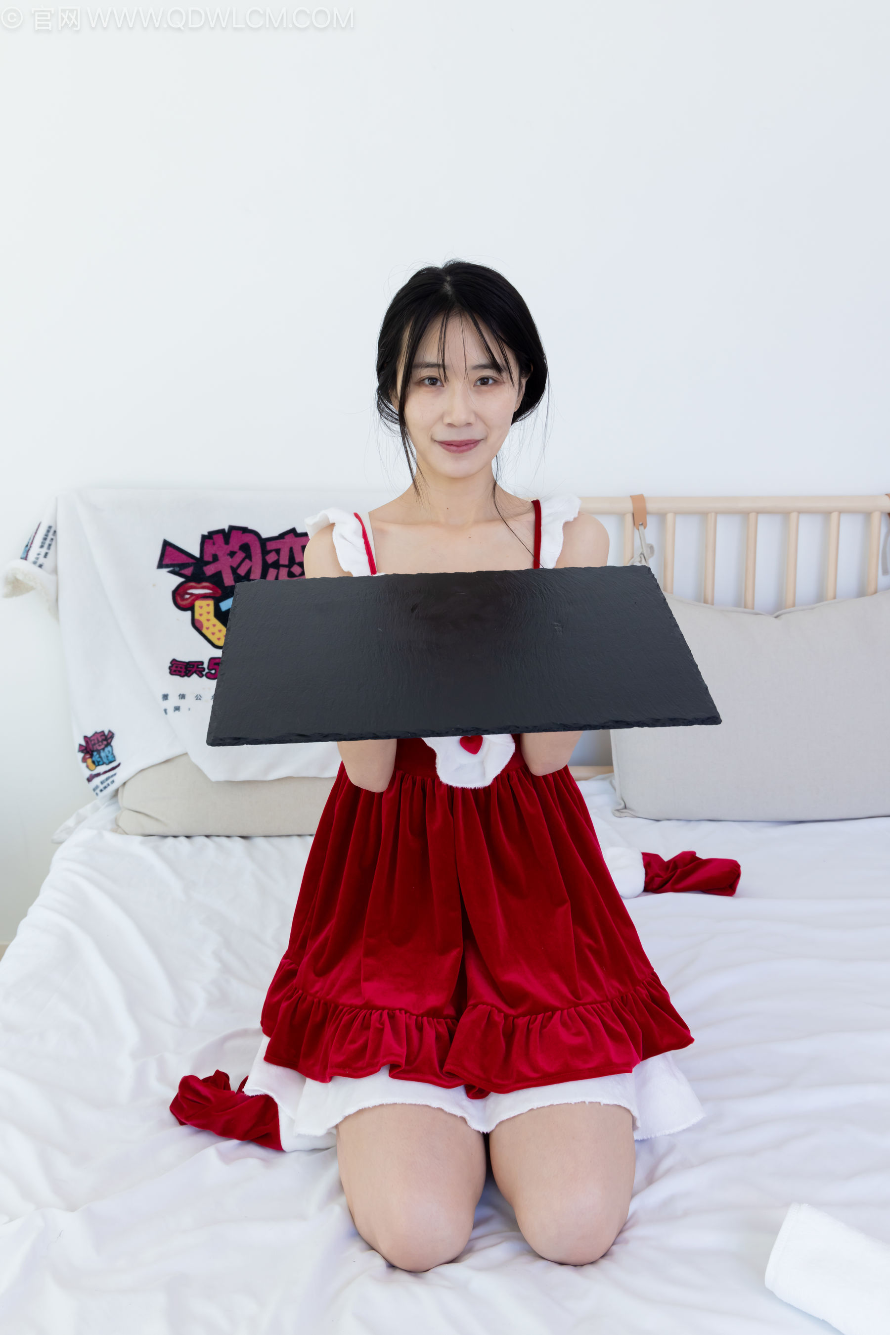 物恋传媒 No.2237 菜菜 -高跟鞋、油亮薄白丝、裸足、草莓和酸奶裸足摆盘剧情/(230P)