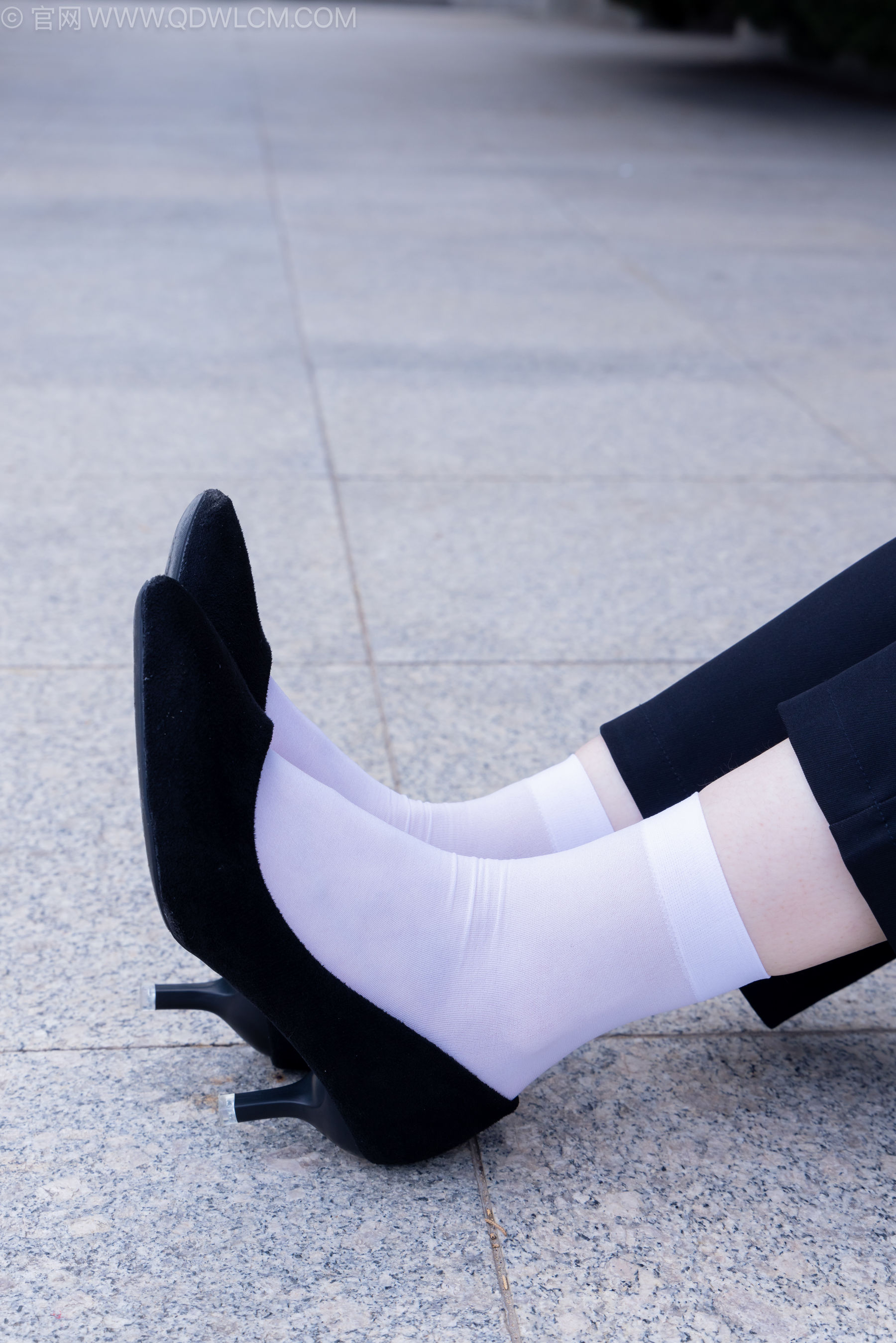 物恋传媒 No.2238 小酒 -高跟鞋、短白丝、ol制服户外/(230P)