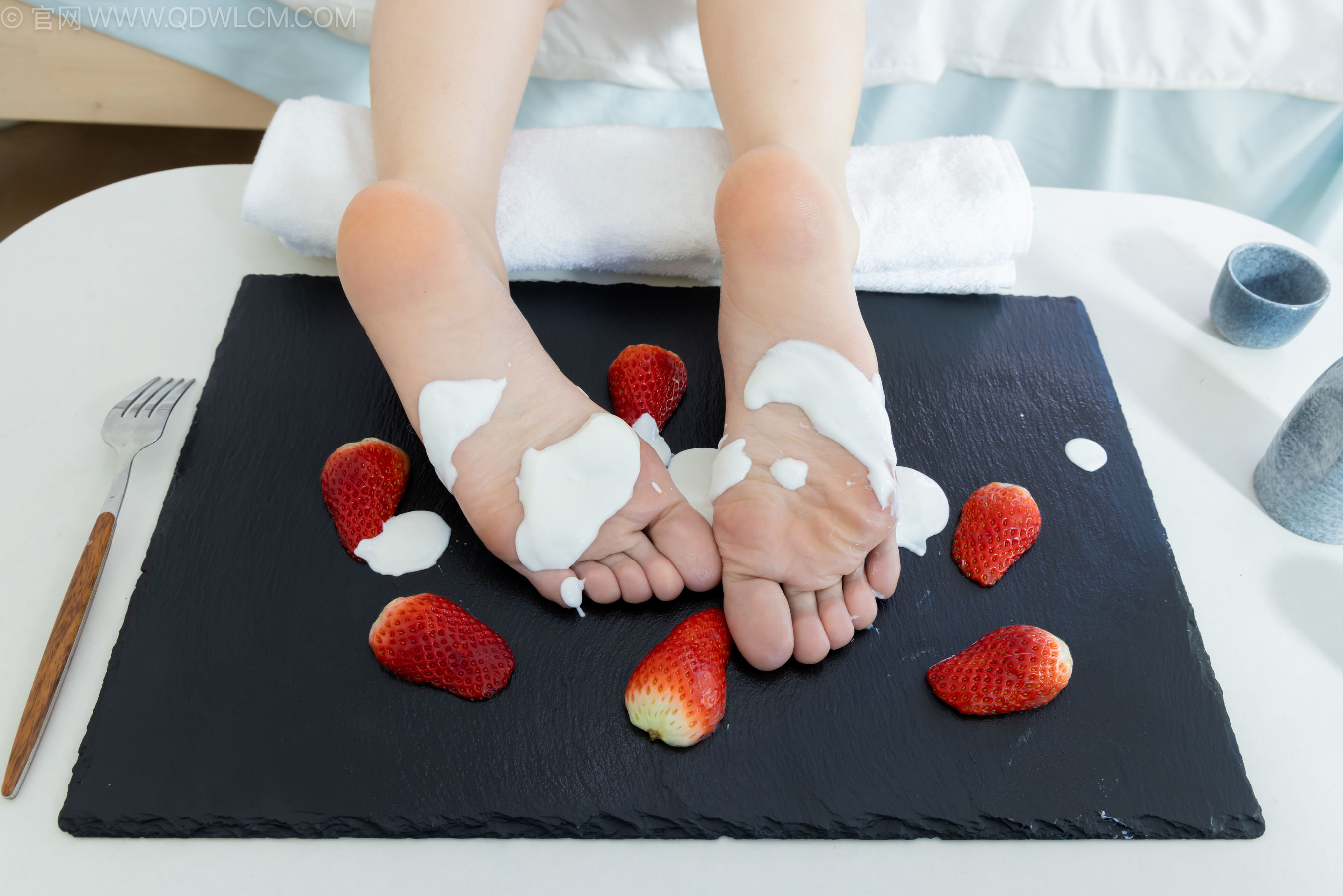 物恋传媒 No.2237 菜菜 -高跟鞋、油亮薄白丝、裸足、草莓和酸奶裸足摆盘剧情/(230P)