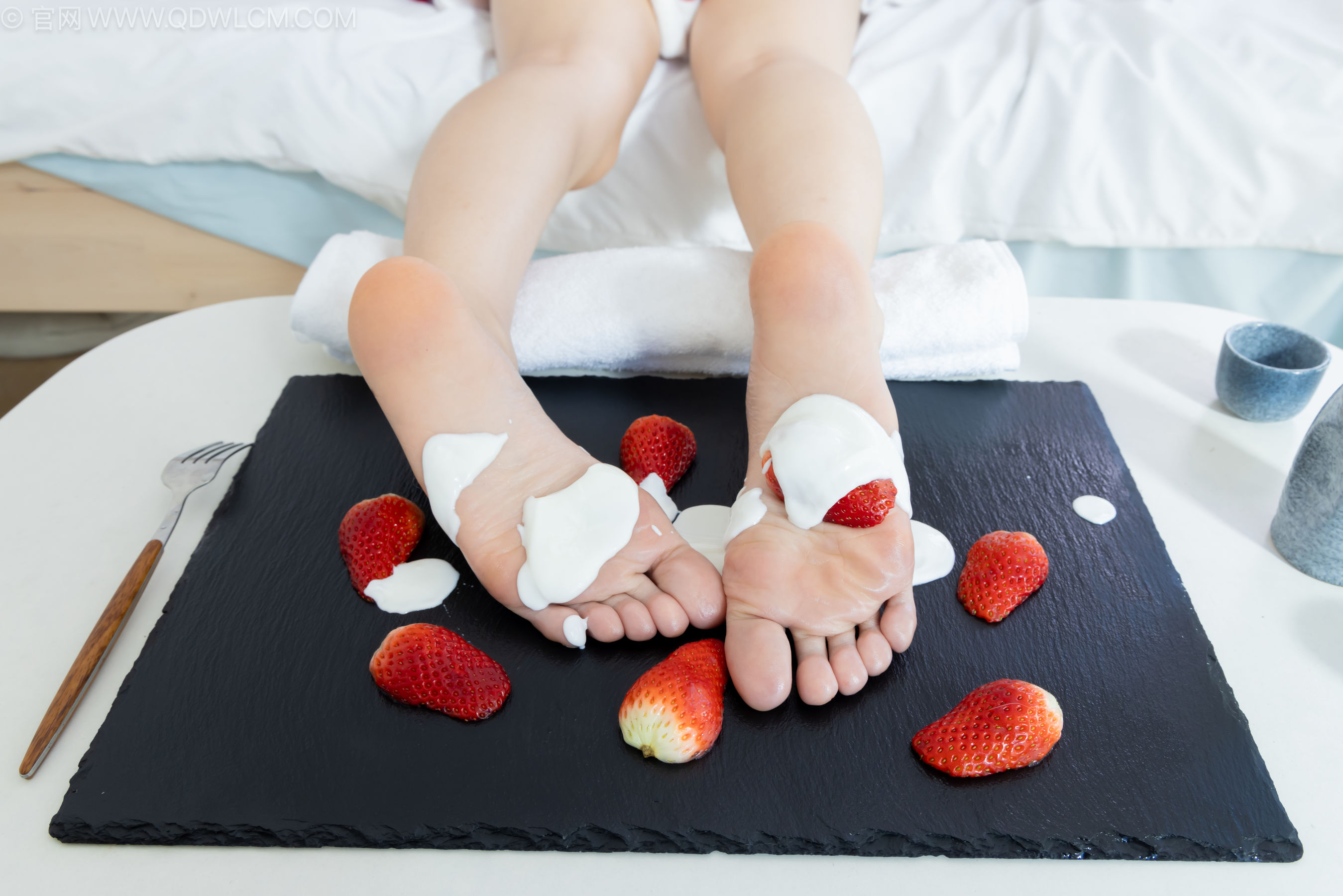 物恋传媒 No.2237 菜菜 -高跟鞋、油亮薄白丝、裸足、草莓和酸奶裸足摆盘剧情/(230P)