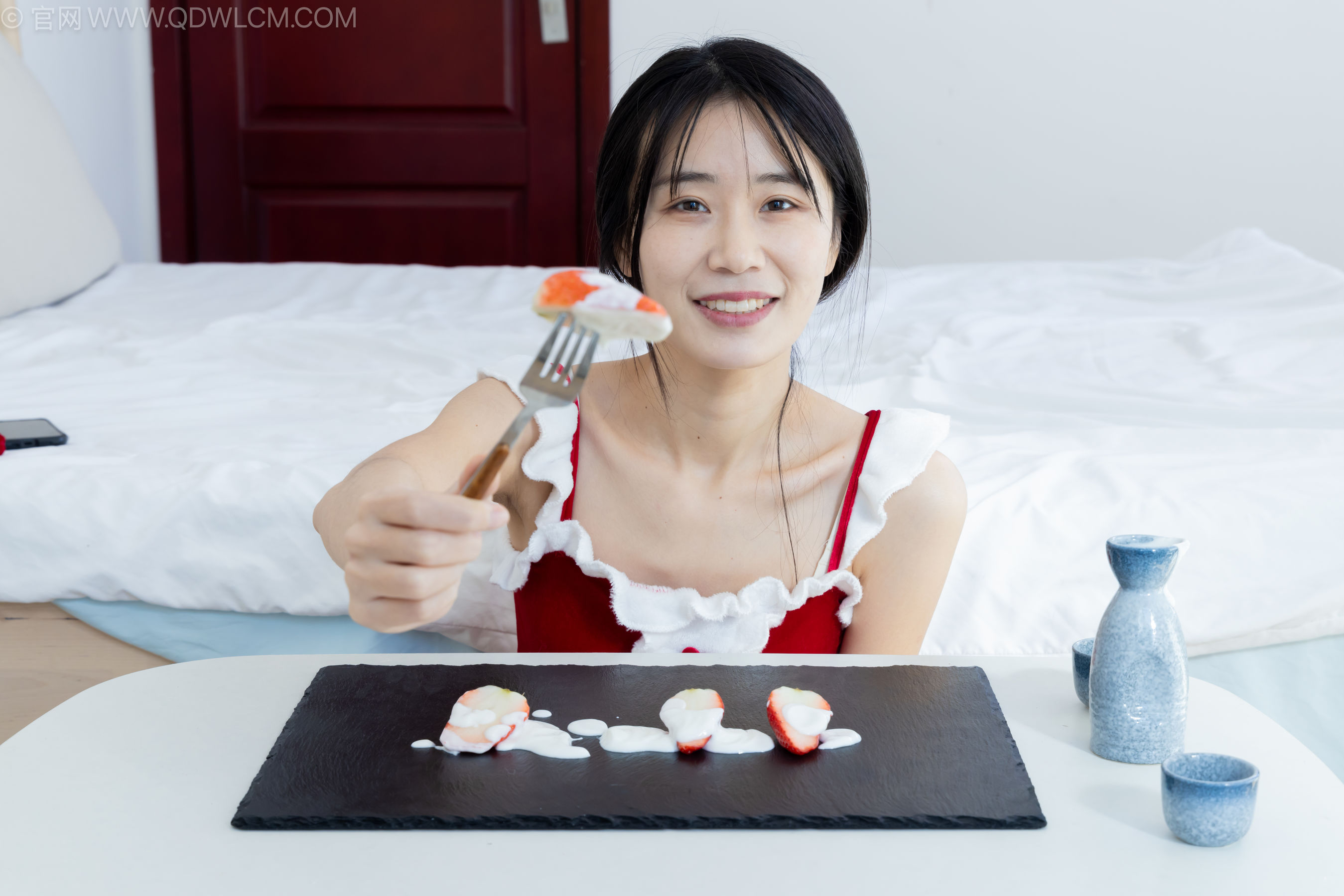 物恋传媒 No.2237 菜菜 -高跟鞋、油亮薄白丝、裸足、草莓和酸奶裸足摆盘剧情/(230P)