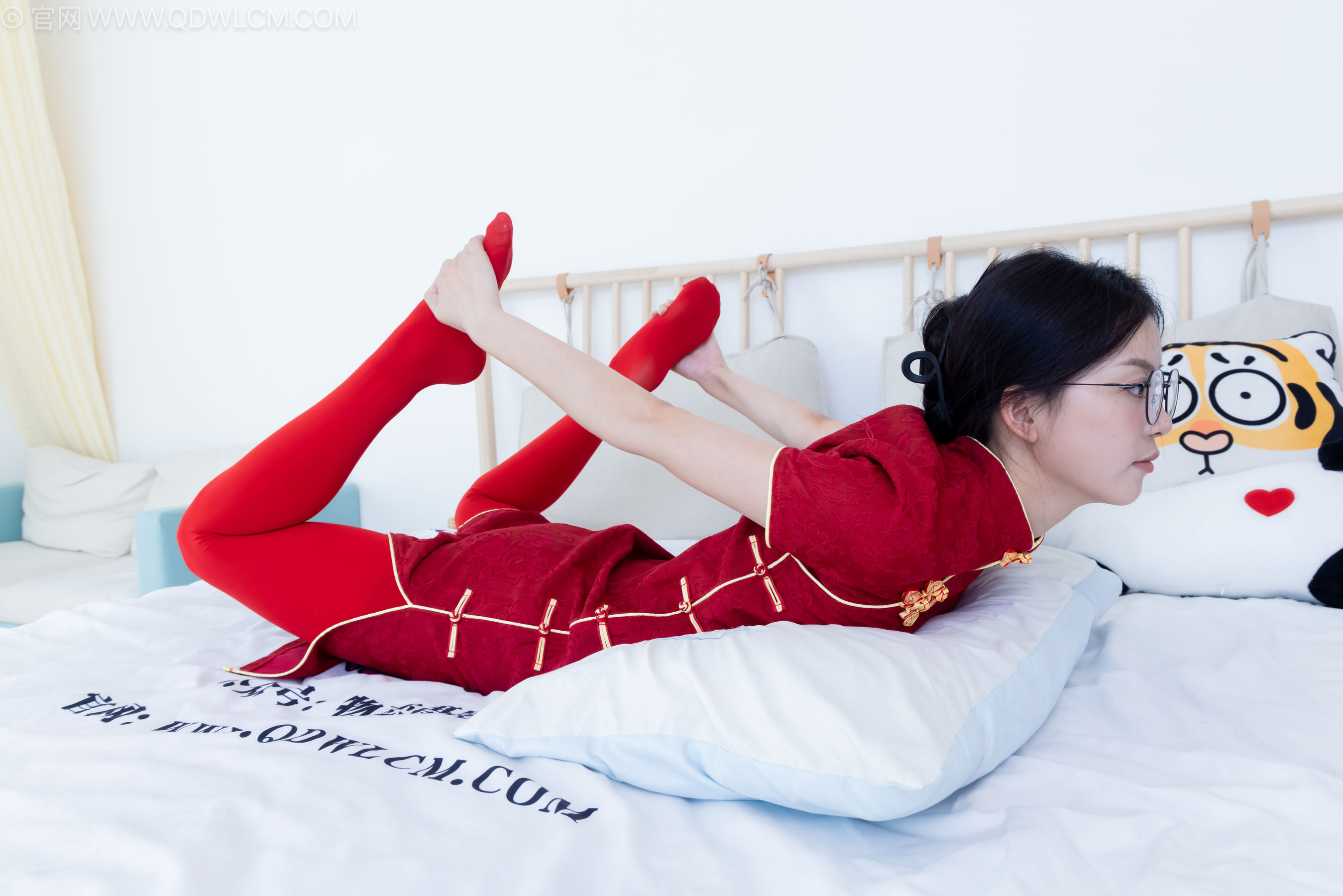 物恋传媒 No.2236 茯苓 -红色低跟鞋、厚款红色丝、皮筋绑脚老头乐挠脚剧情/(160P)