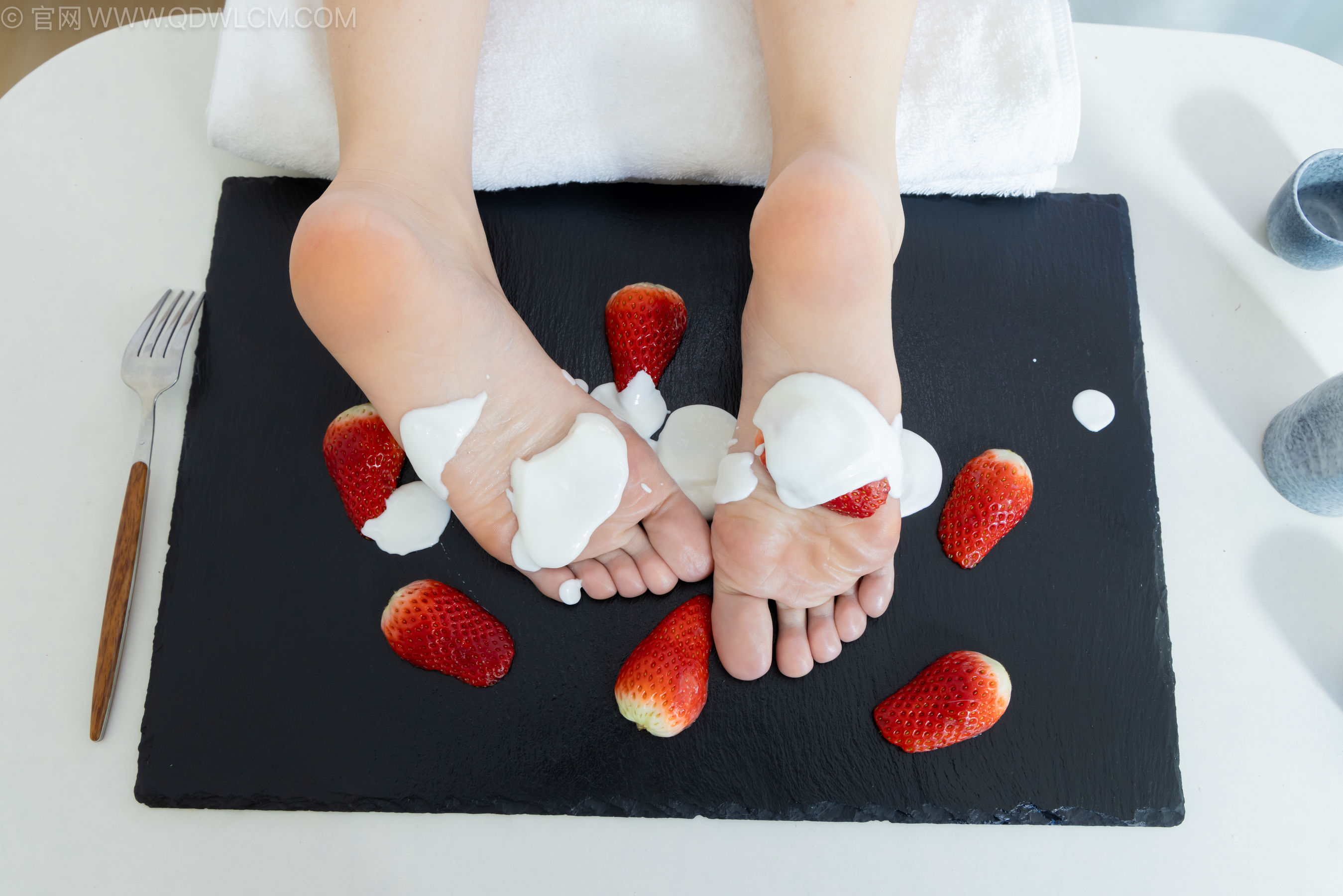 物恋传媒 No.2237 菜菜 -高跟鞋、油亮薄白丝、裸足、草莓和酸奶裸足摆盘剧情/(230P)