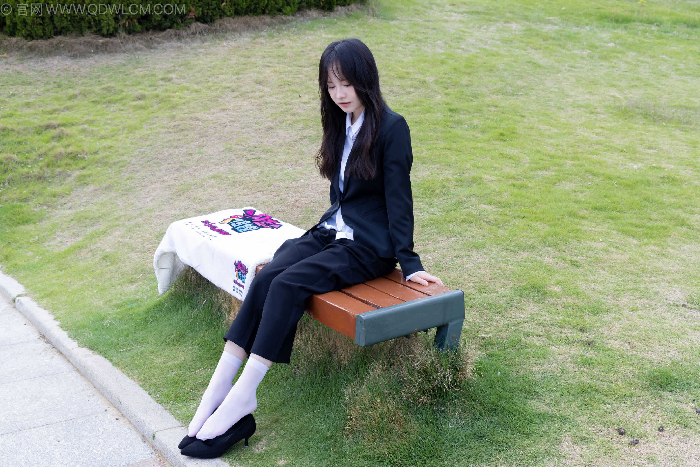 物恋传媒 No.2238 小酒 -高跟鞋、短白丝、ol制服户外/(230P)