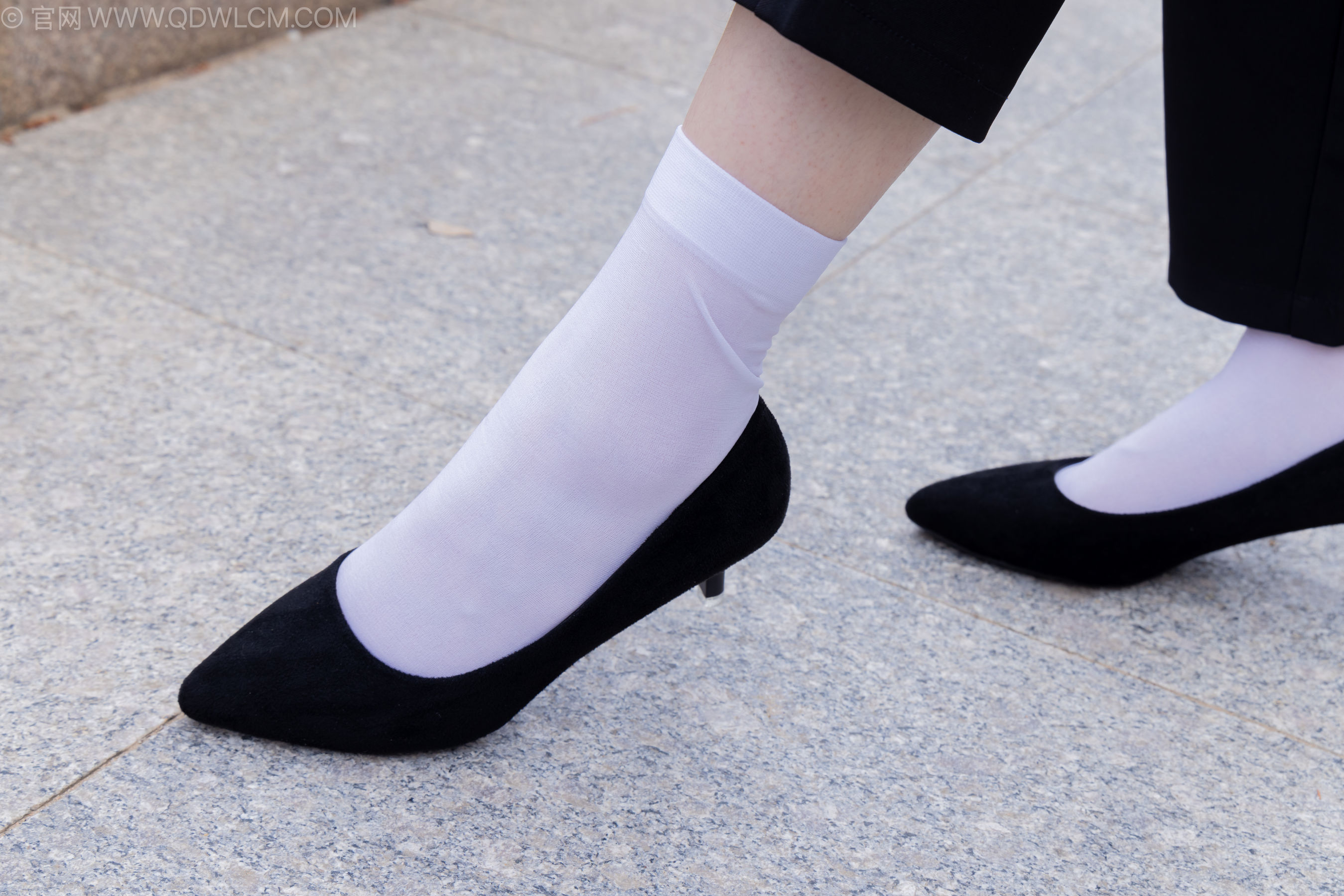 物恋传媒 No.2238 小酒 -高跟鞋、短白丝、ol制服户外/(230P)