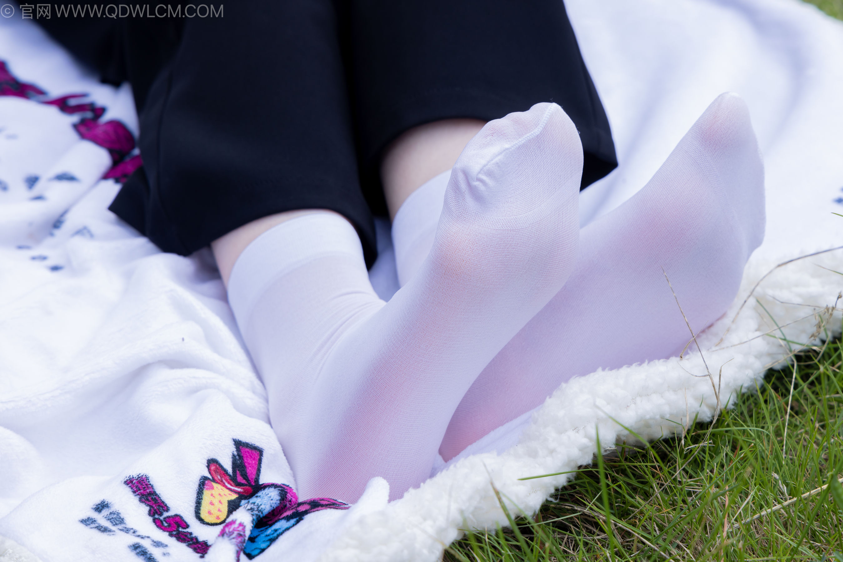 物恋传媒 No.2238 小酒 -高跟鞋、短白丝、ol制服户外/(230P)