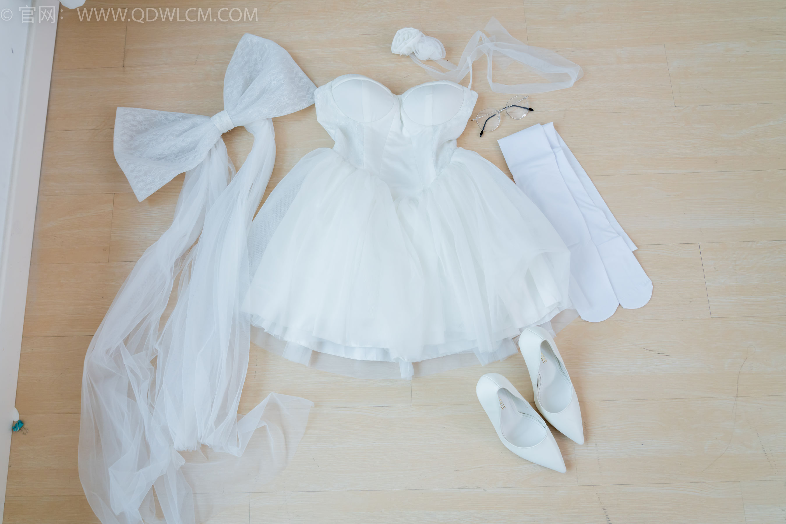 物恋传媒 No.2233 小影 -小影 -高跟鞋、厚白丝/(150P)