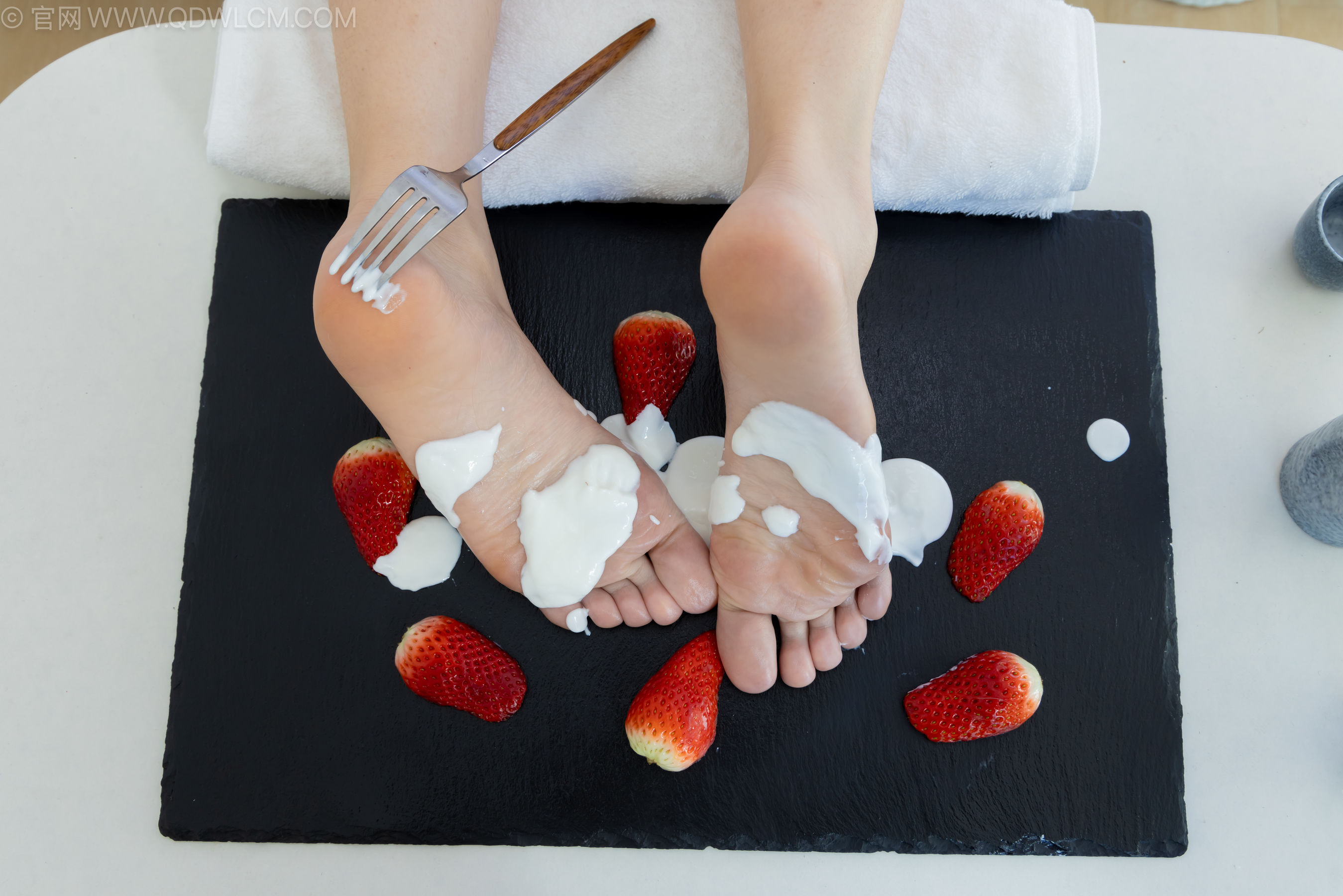 物恋传媒 No.2237 菜菜 -高跟鞋、油亮薄白丝、裸足、草莓和酸奶裸足摆盘剧情/(230P)