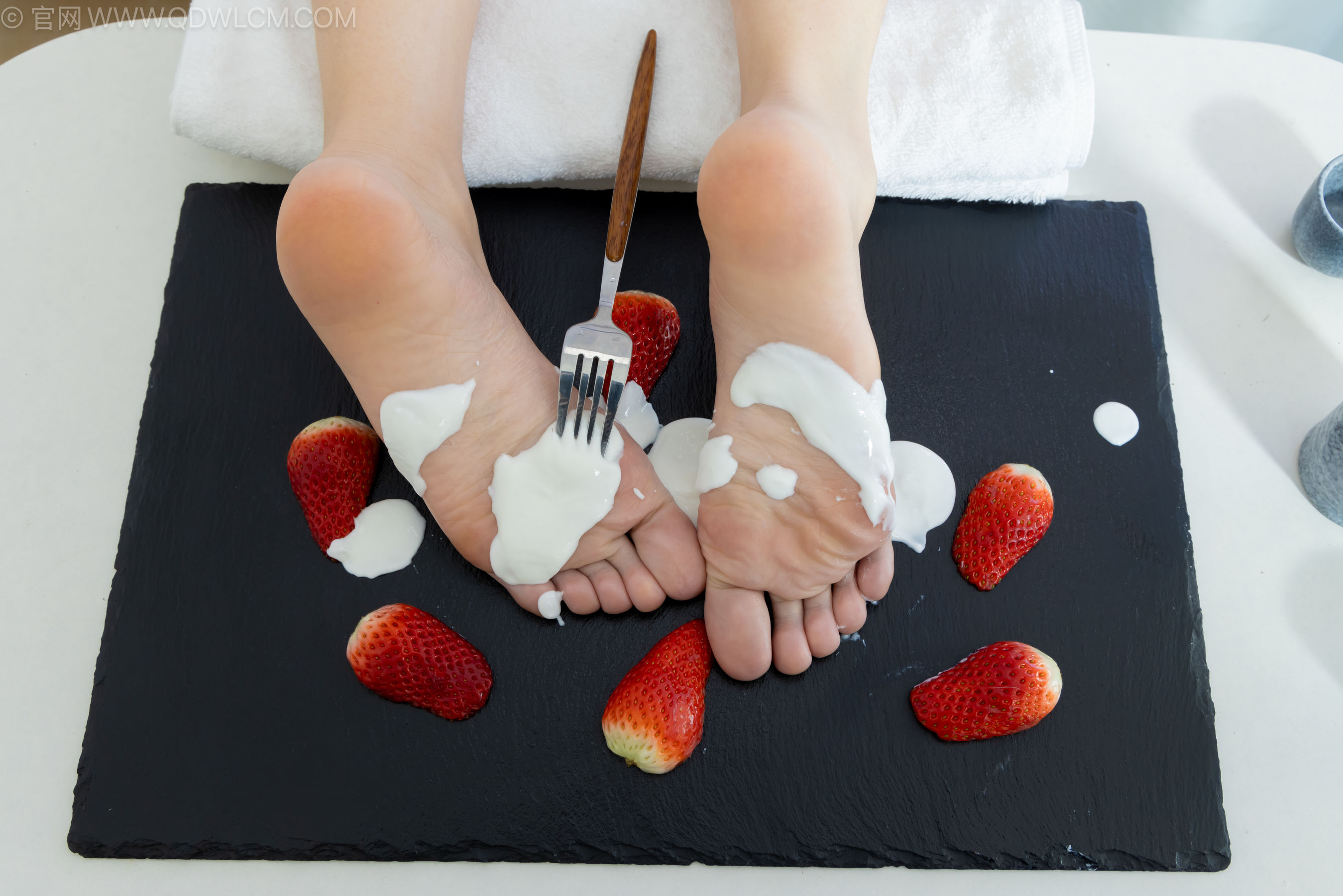 物恋传媒 No.2237 菜菜 -高跟鞋、油亮薄白丝、裸足、草莓和酸奶裸足摆盘剧情/(230P)