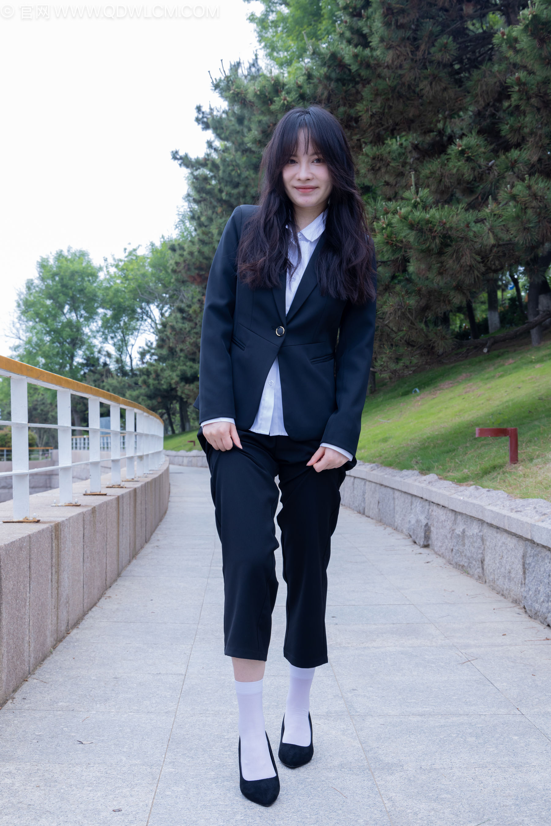 物恋传媒 No.2238 小酒 -高跟鞋、短白丝、ol制服户外/(230P)