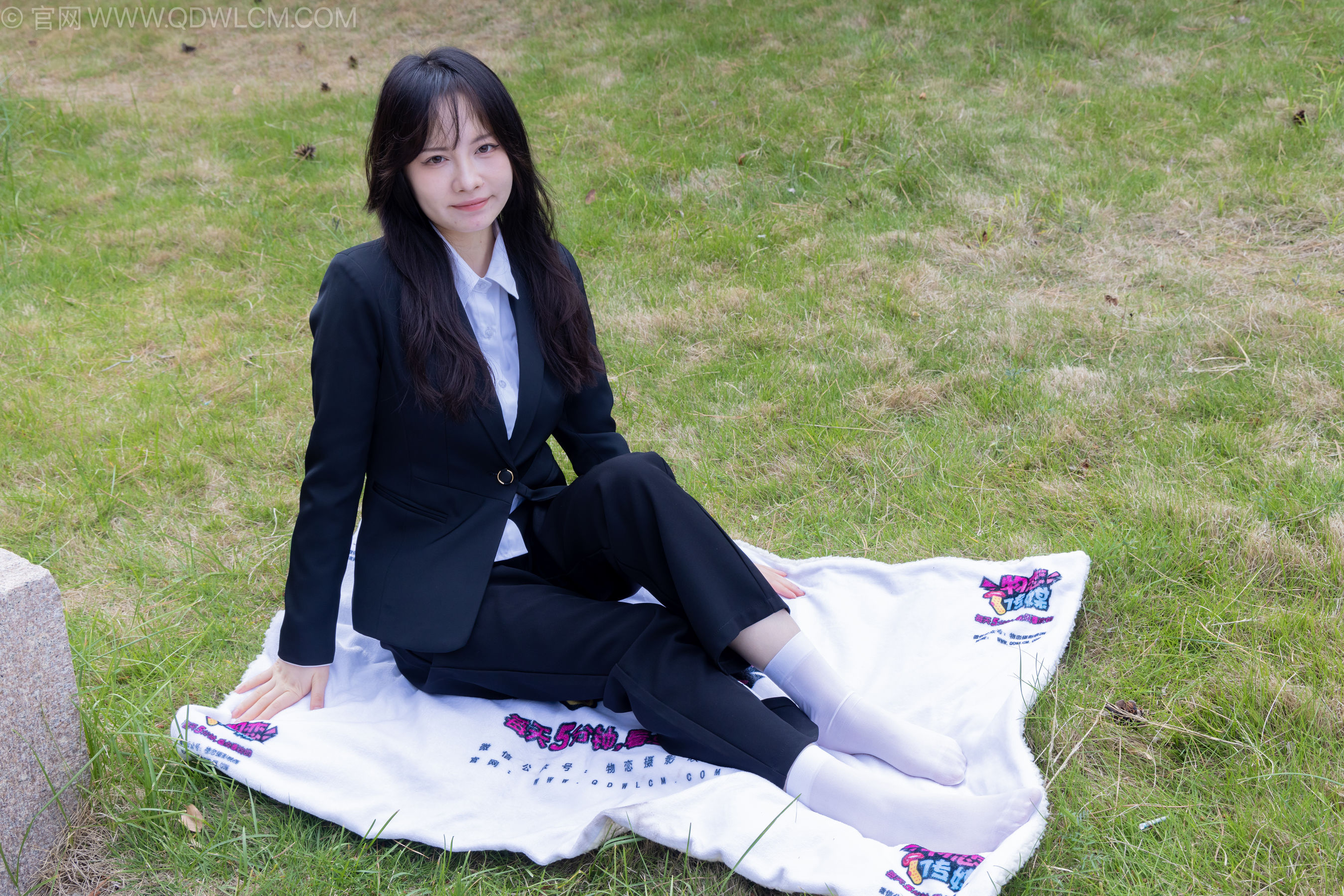 物恋传媒 No.2238 小酒 -高跟鞋、短白丝、ol制服户外/(230P)