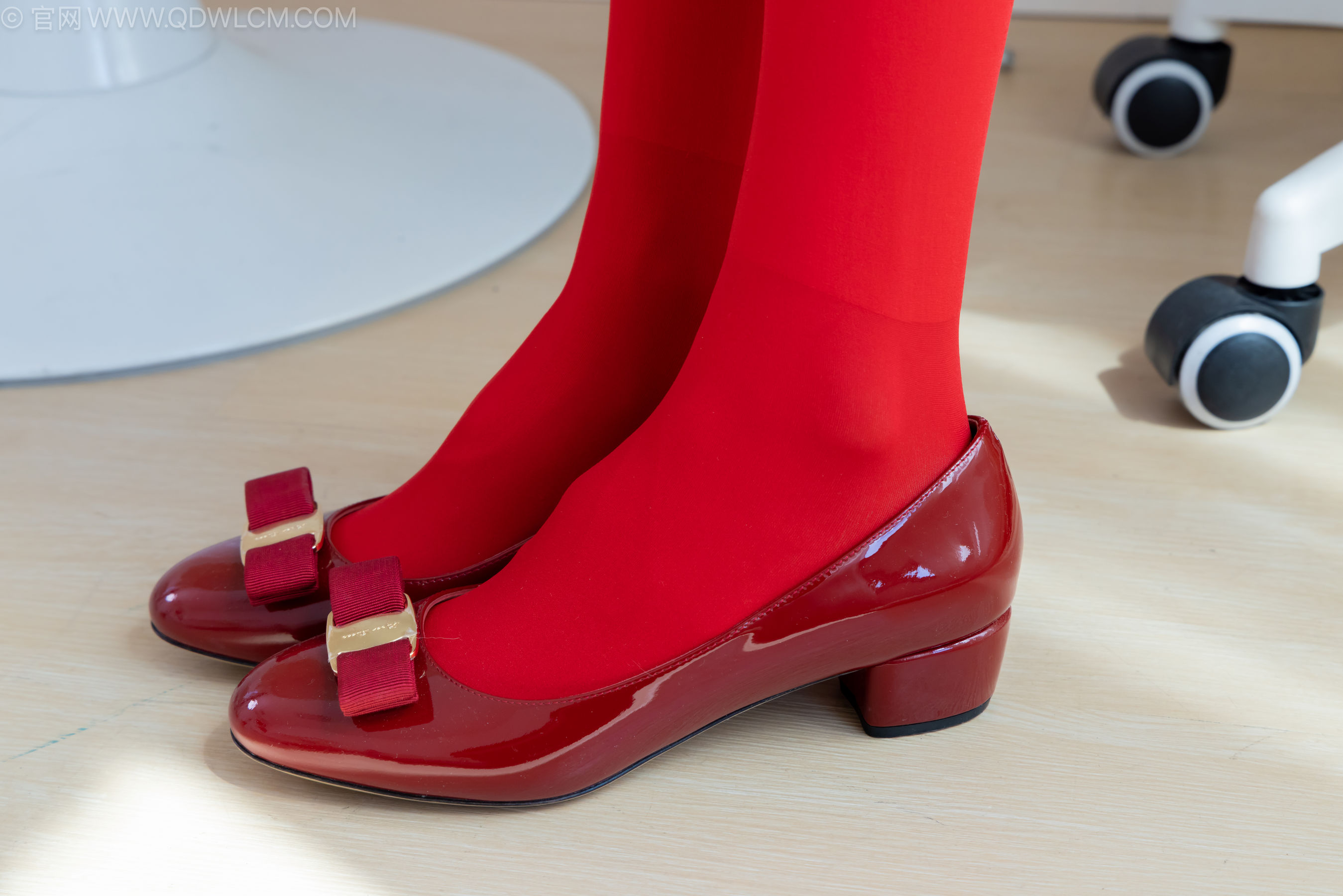 物恋传媒 No.2236 茯苓 -红色低跟鞋、厚款红色丝、皮筋绑脚老头乐挠脚剧情/(160P)