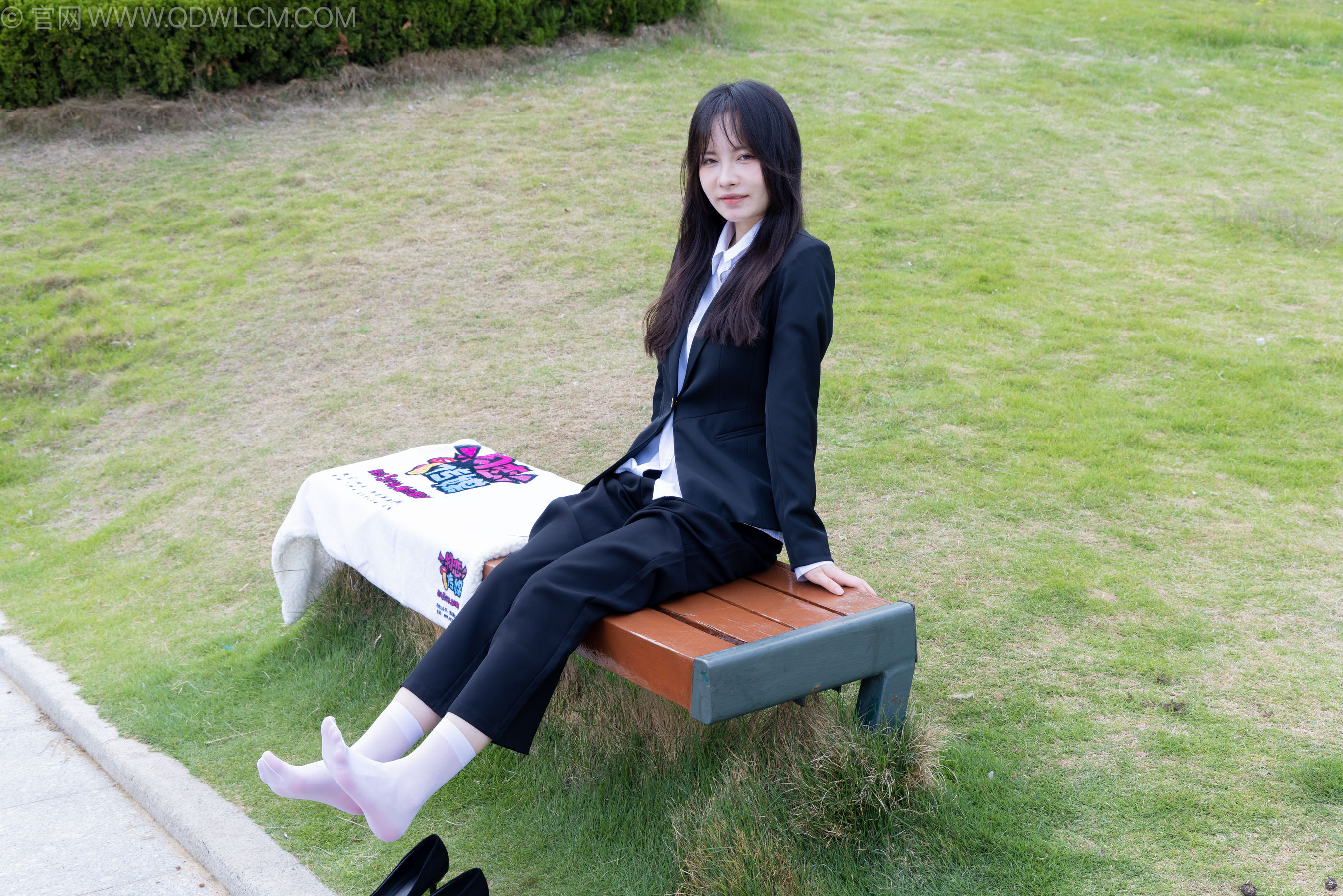 物恋传媒 No.2238 小酒 -高跟鞋、短白丝、ol制服户外/(230P)