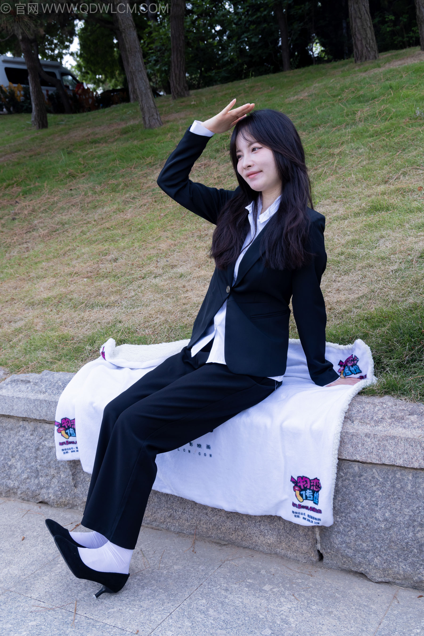 物恋传媒 No.2238 小酒 -高跟鞋、短白丝、ol制服户外/(230P)