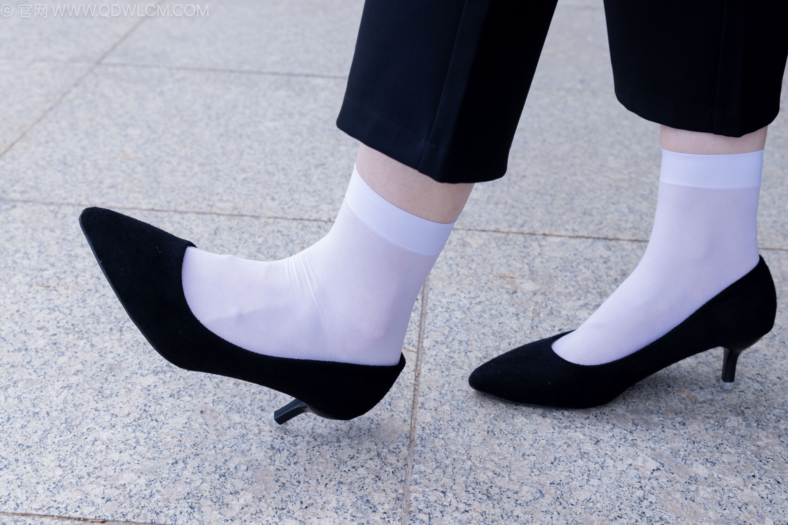 物恋传媒 No.2238 小酒 -高跟鞋、短白丝、ol制服户外/(230P)