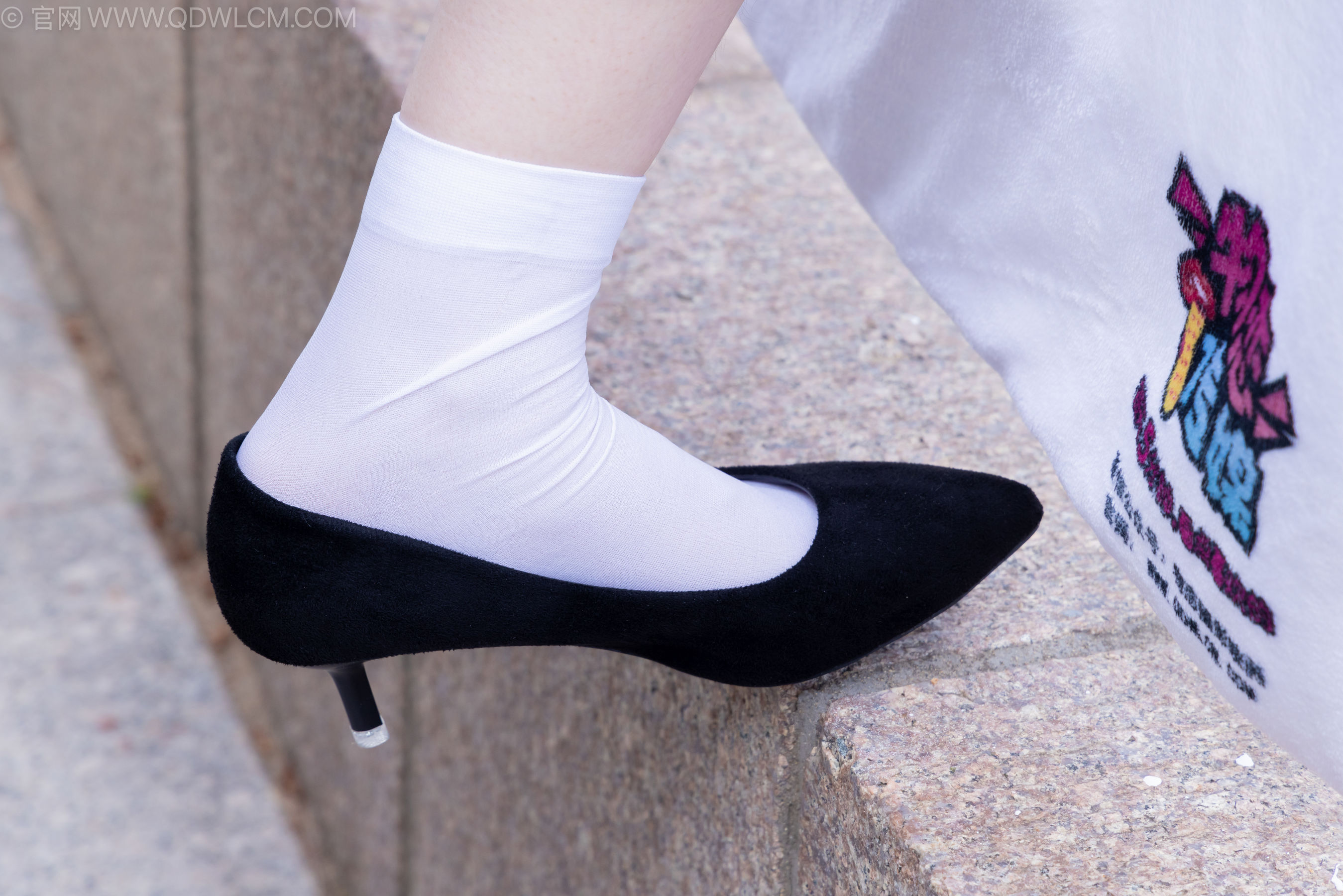 物恋传媒 No.2238 小酒 -高跟鞋、短白丝、ol制服户外/(230P)