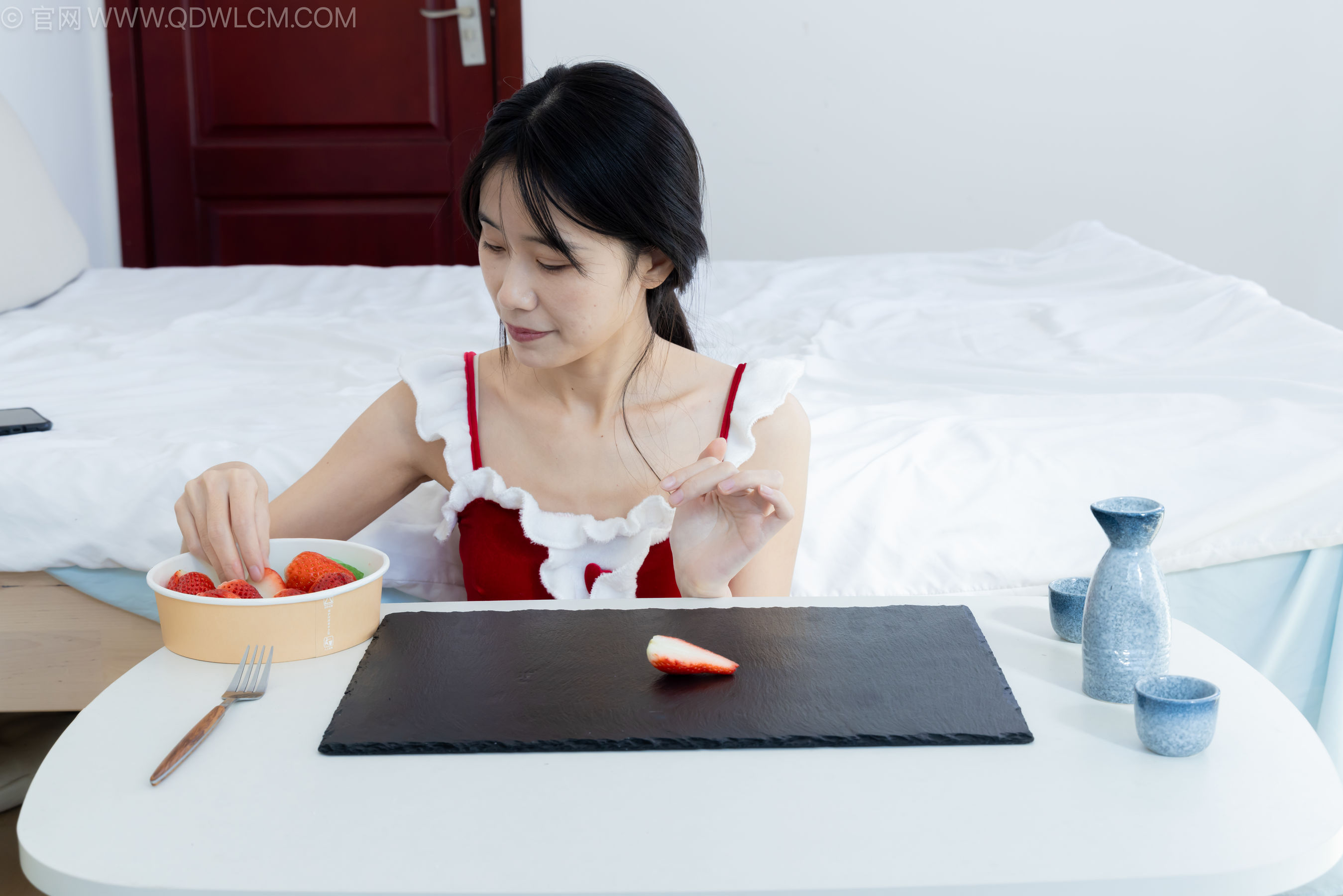 物恋传媒 No.2237 菜菜 -高跟鞋、油亮薄白丝、裸足、草莓和酸奶裸足摆盘剧情/(230P)