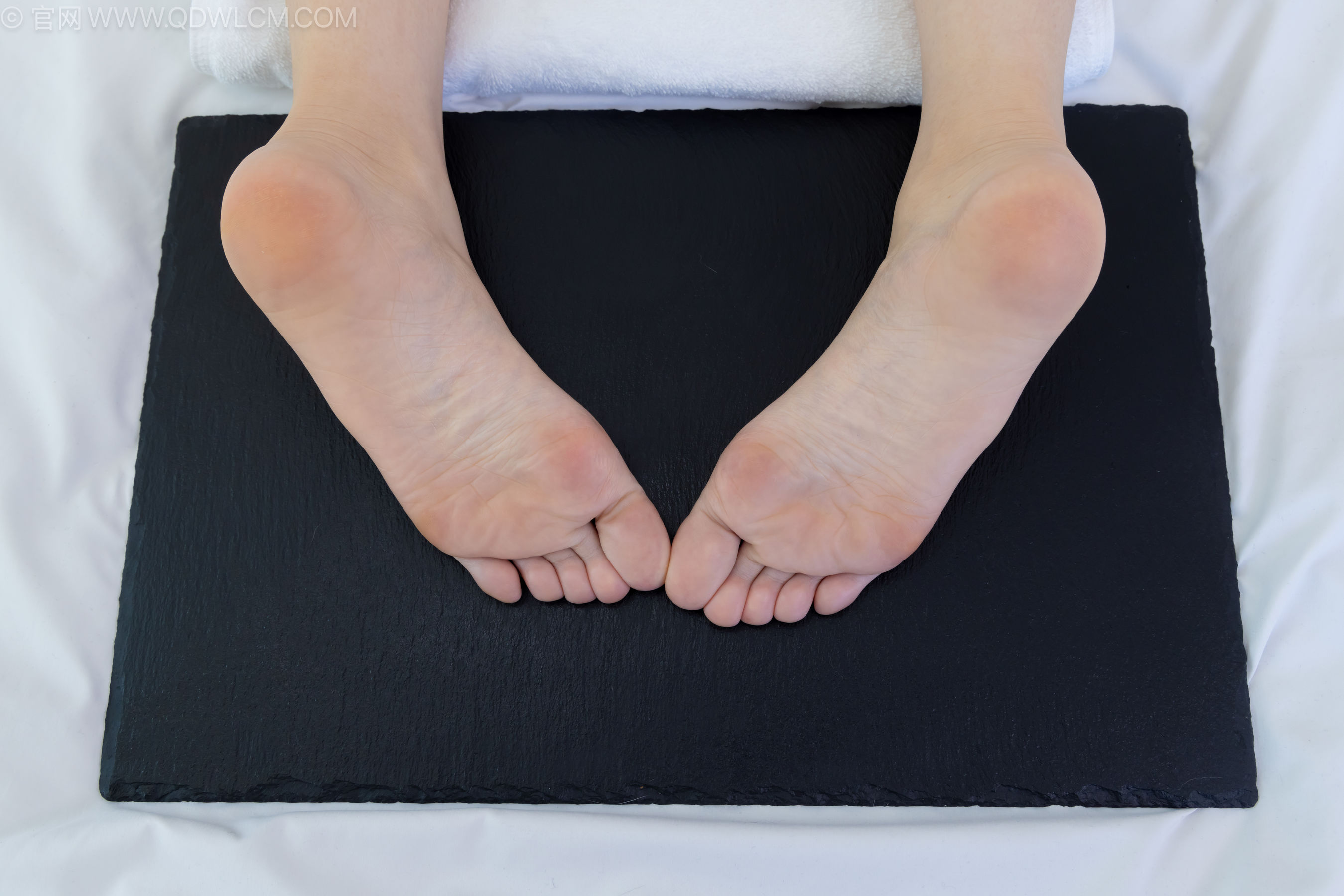 物恋传媒 No.2237 菜菜 -高跟鞋、油亮薄白丝、裸足、草莓和酸奶裸足摆盘剧情/(230P)