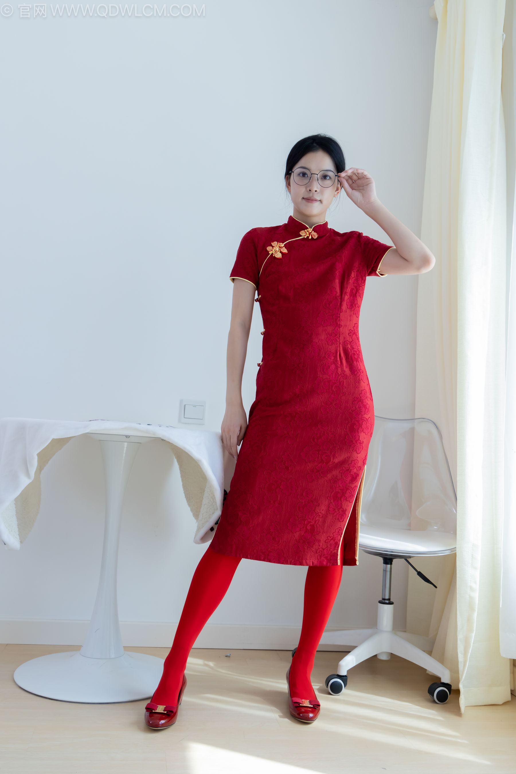 物恋传媒 No.2236 茯苓 -红色低跟鞋、厚款红色丝、皮筋绑脚老头乐挠脚剧情/(160P)