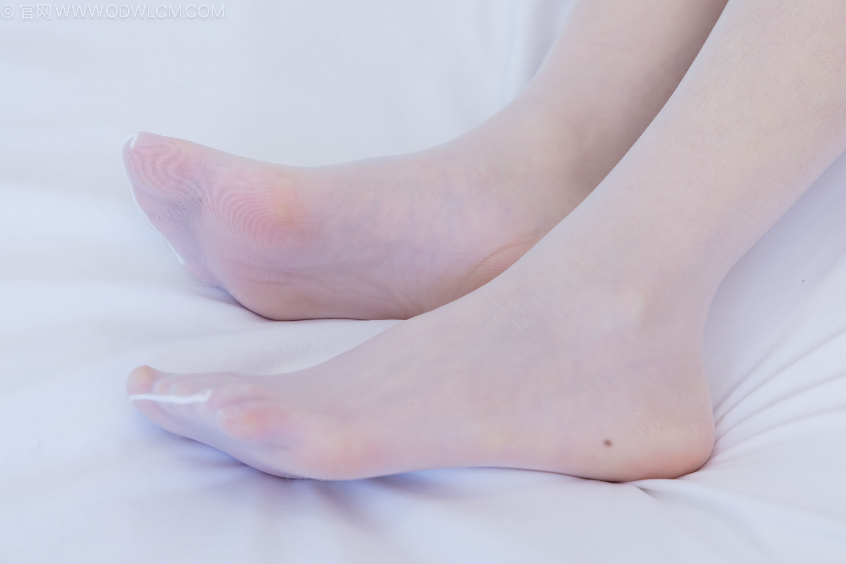 物恋传媒 No.2237 菜菜 -高跟鞋、油亮薄白丝、裸足、草莓和酸奶裸足摆盘剧情/(230P)