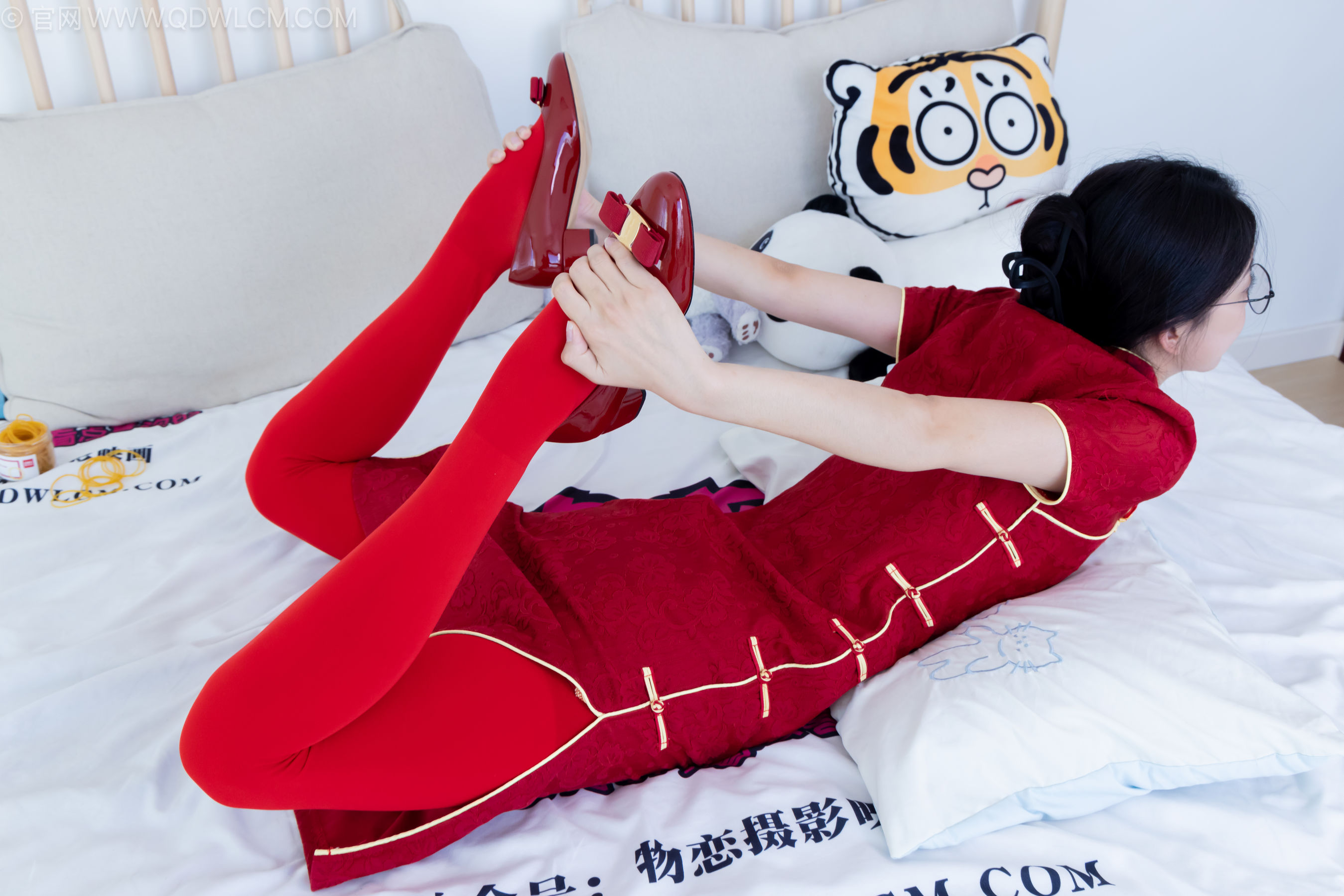 物恋传媒 No.2236 茯苓 -红色低跟鞋、厚款红色丝、皮筋绑脚老头乐挠脚剧情/(160P)