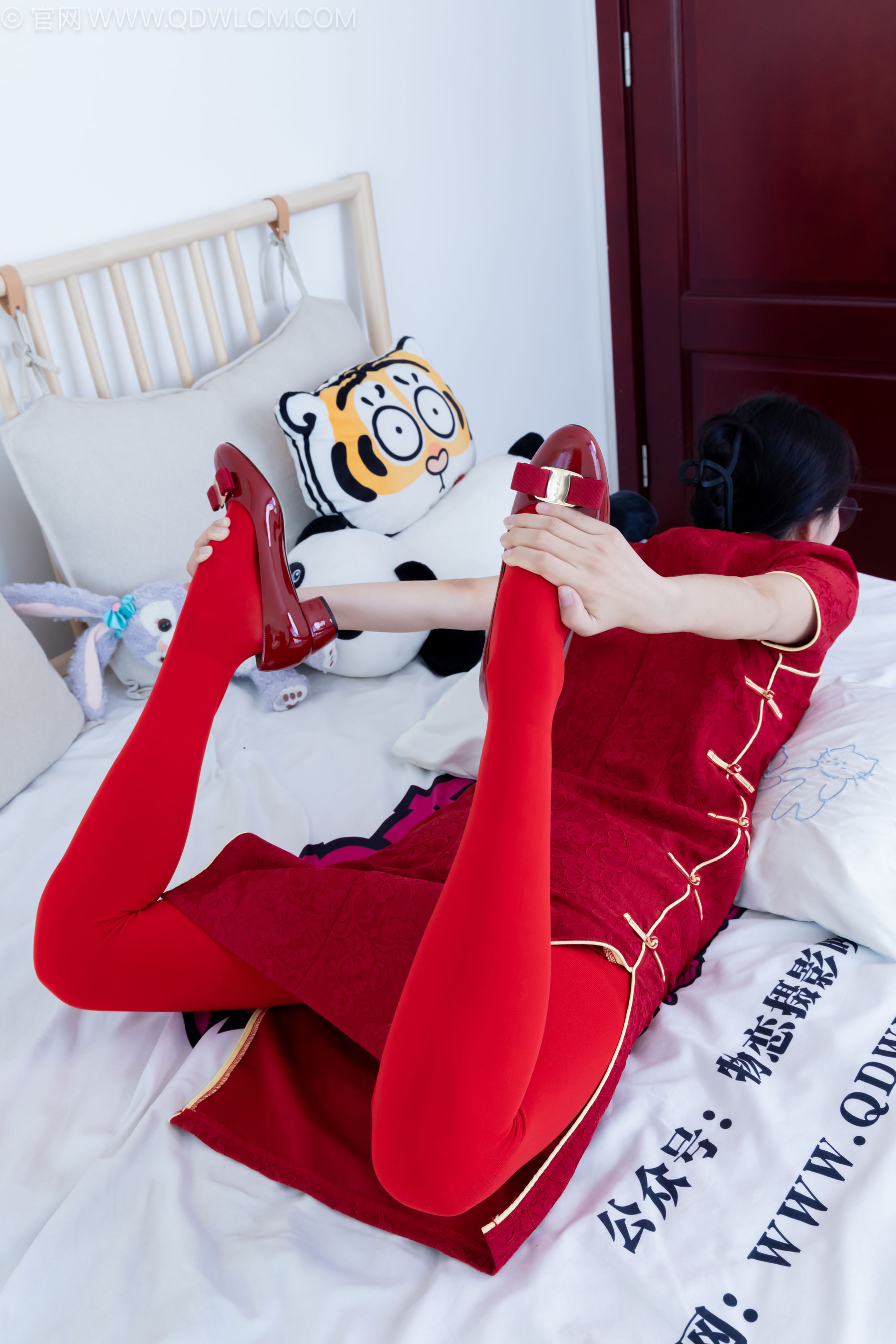 物恋传媒 No.2236 茯苓 -红色低跟鞋、厚款红色丝、皮筋绑脚老头乐挠脚剧情/(160P)