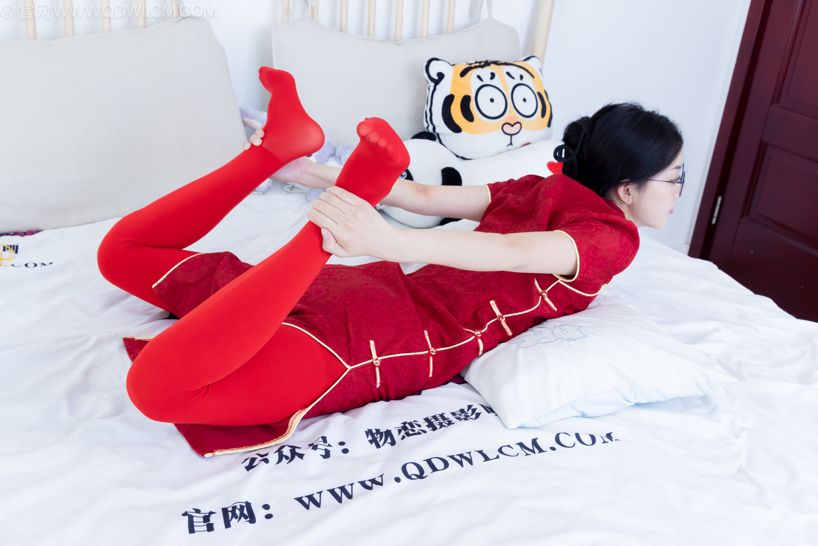 物恋传媒 No.2236 茯苓 -红色低跟鞋、厚款红色丝、皮筋绑脚老头乐挠脚剧情/(160P)