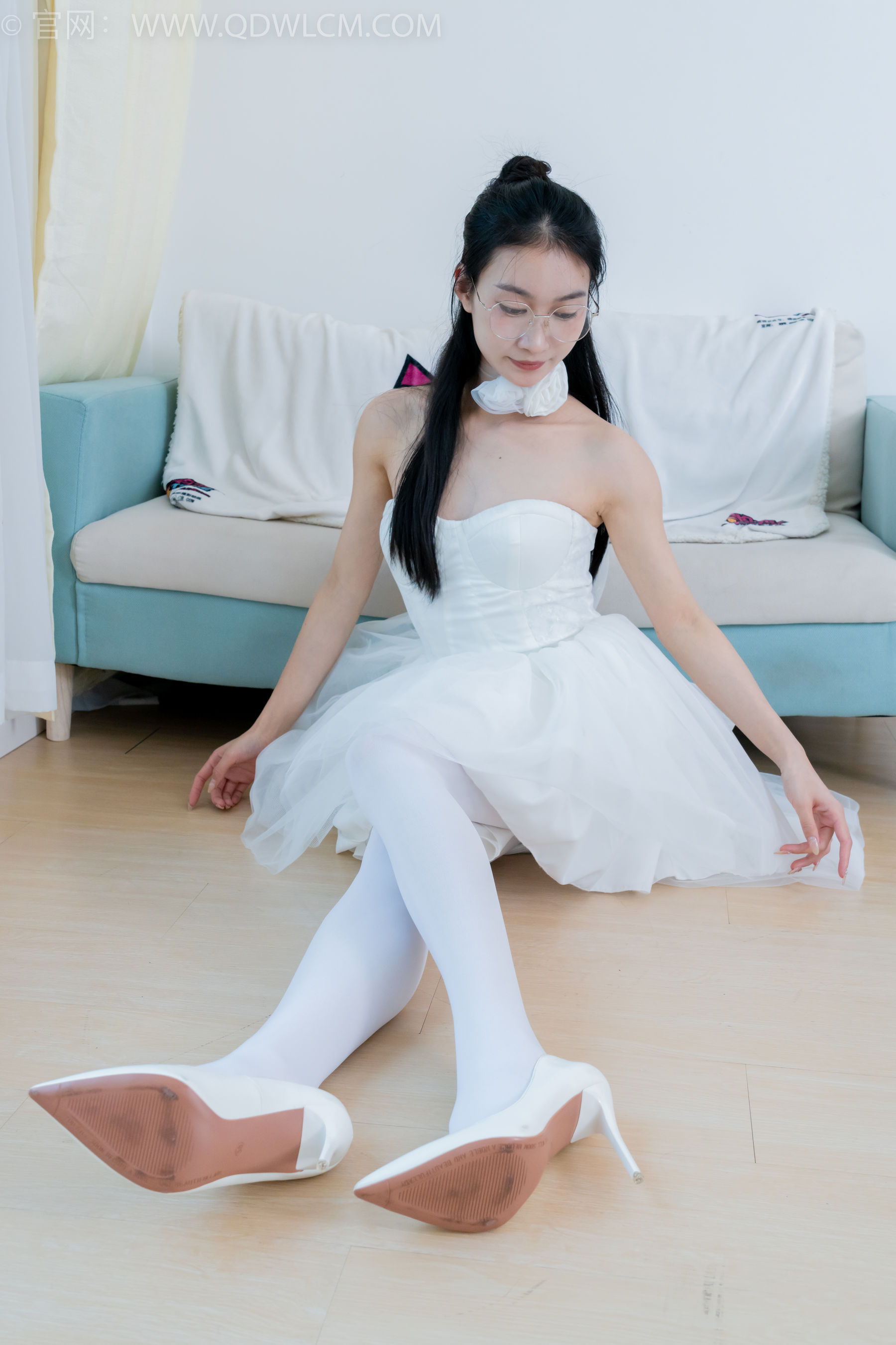 物恋传媒 No.2233 小影 -小影 -高跟鞋、厚白丝/(150P)