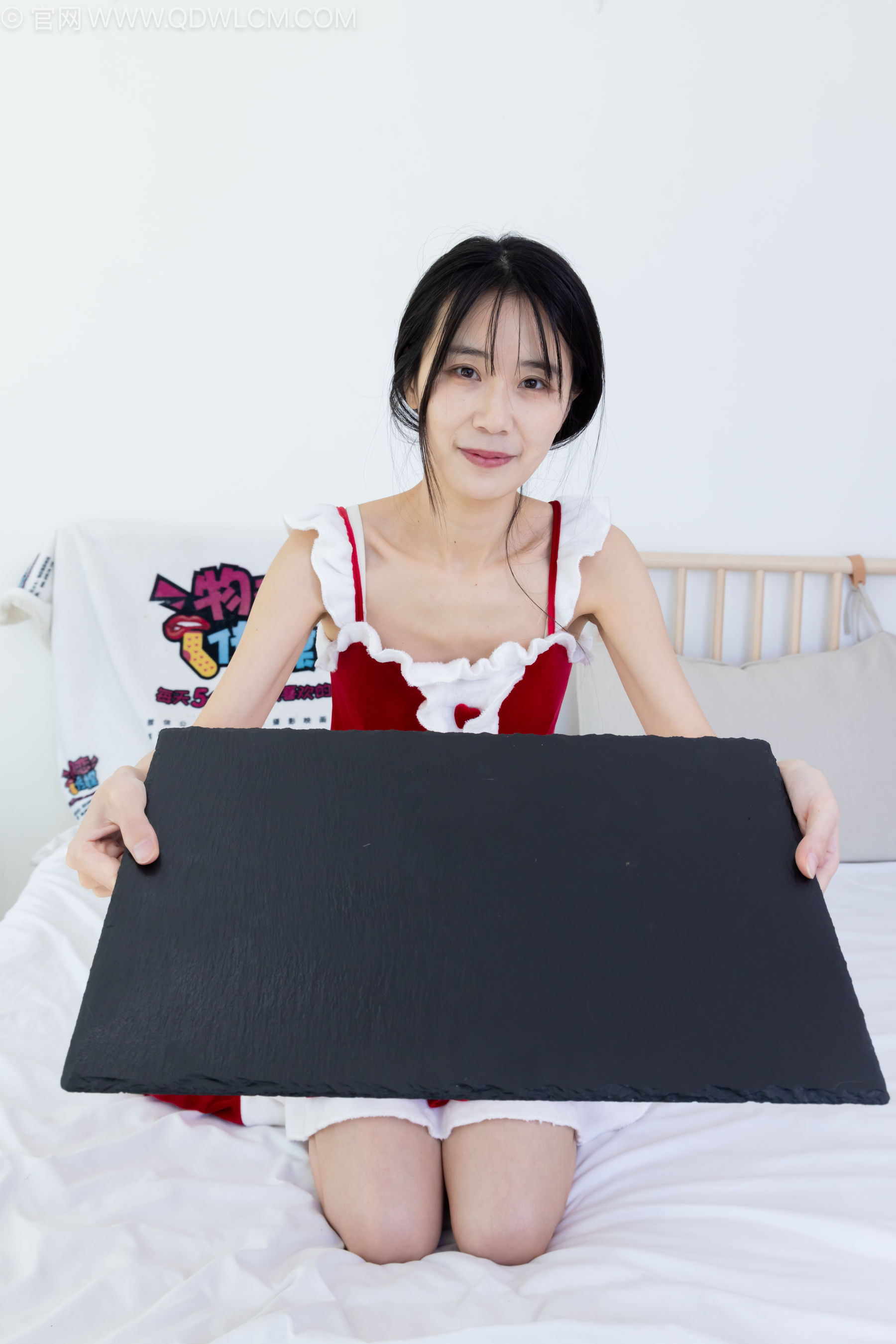 物恋传媒 No.2237 菜菜 -高跟鞋、油亮薄白丝、裸足、草莓和酸奶裸足摆盘剧情/(230P)