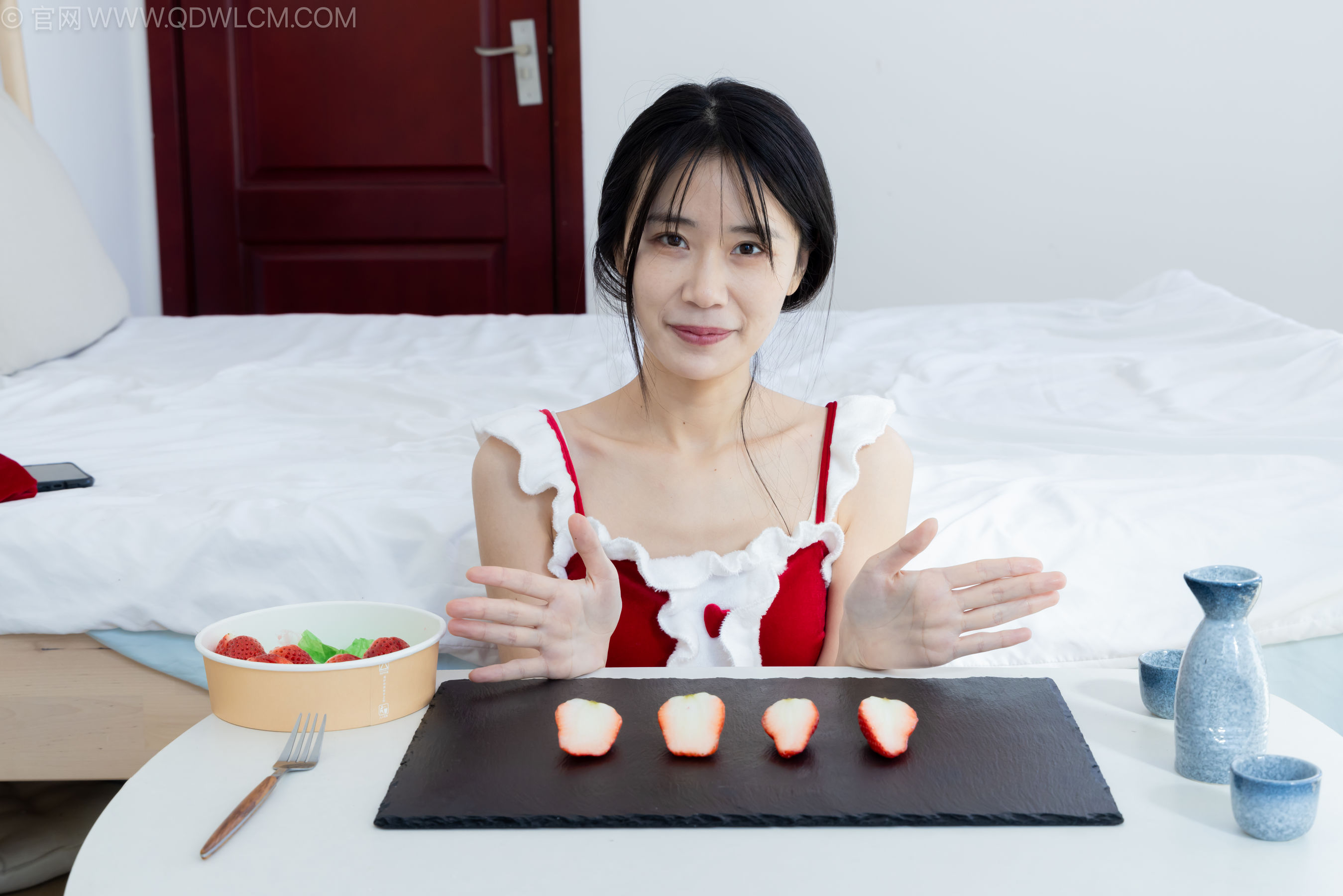 物恋传媒 No.2237 菜菜 -高跟鞋、油亮薄白丝、裸足、草莓和酸奶裸足摆盘剧情/(230P)