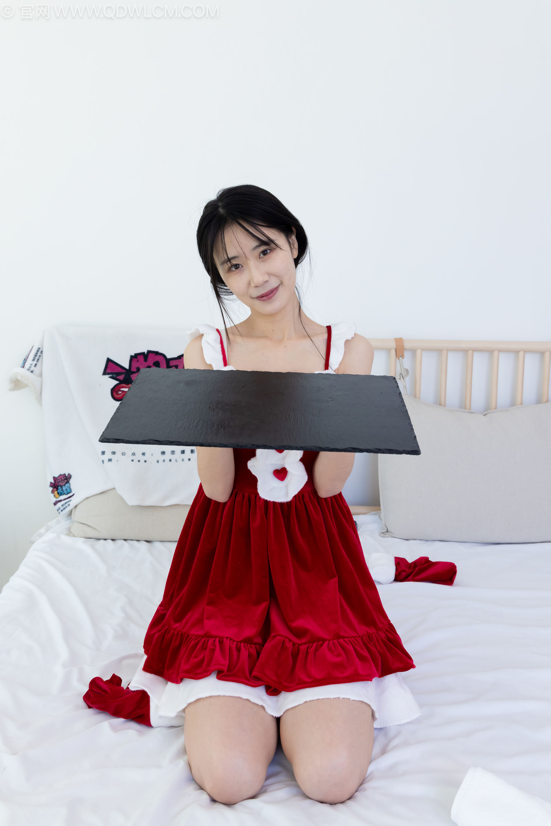 物恋传媒 No.2237 菜菜 -高跟鞋、油亮薄白丝、裸足、草莓和酸奶裸足摆盘剧情/(230P)