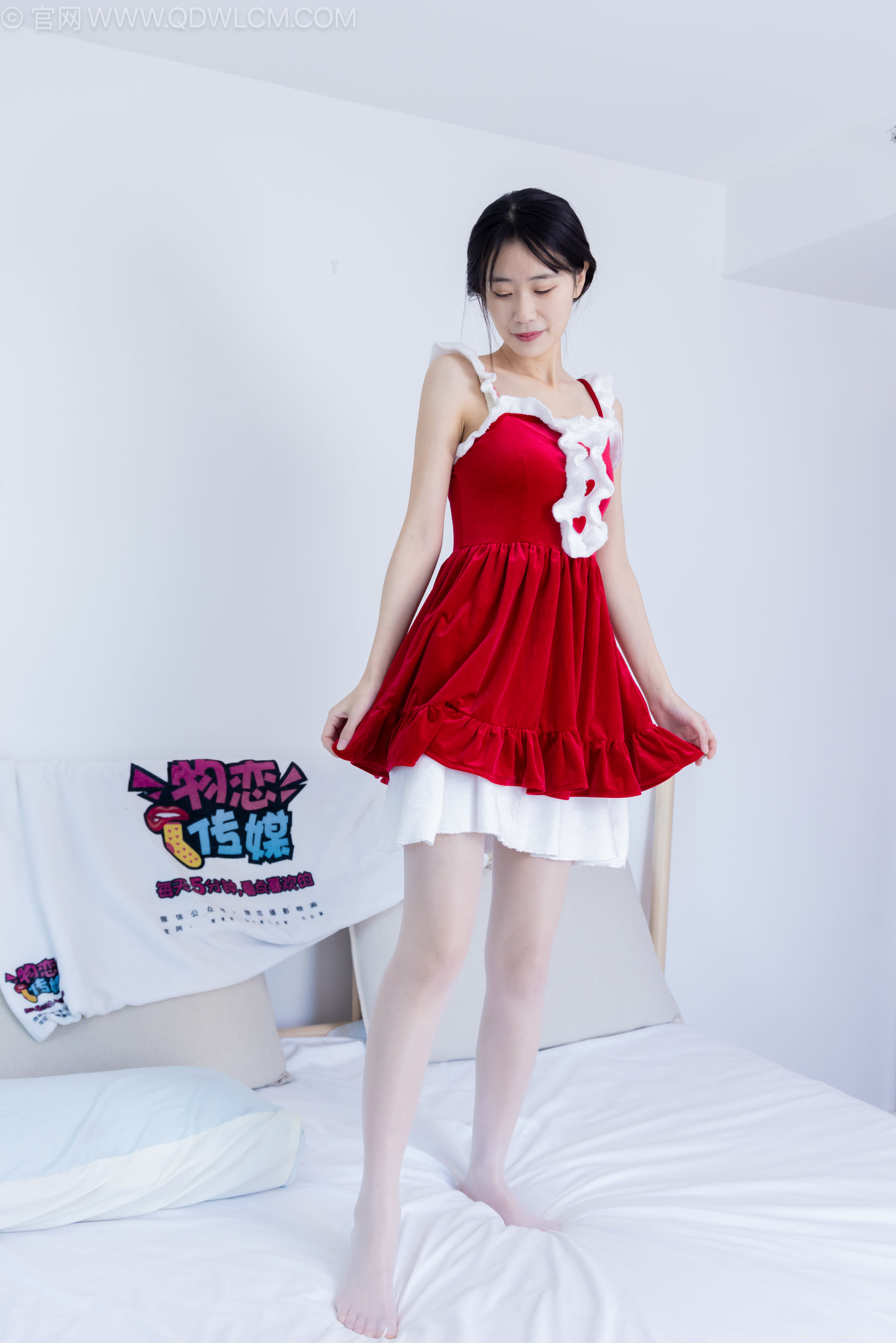 物恋传媒 No.2237 菜菜 -高跟鞋、油亮薄白丝、裸足、草莓和酸奶裸足摆盘剧情/(230P)