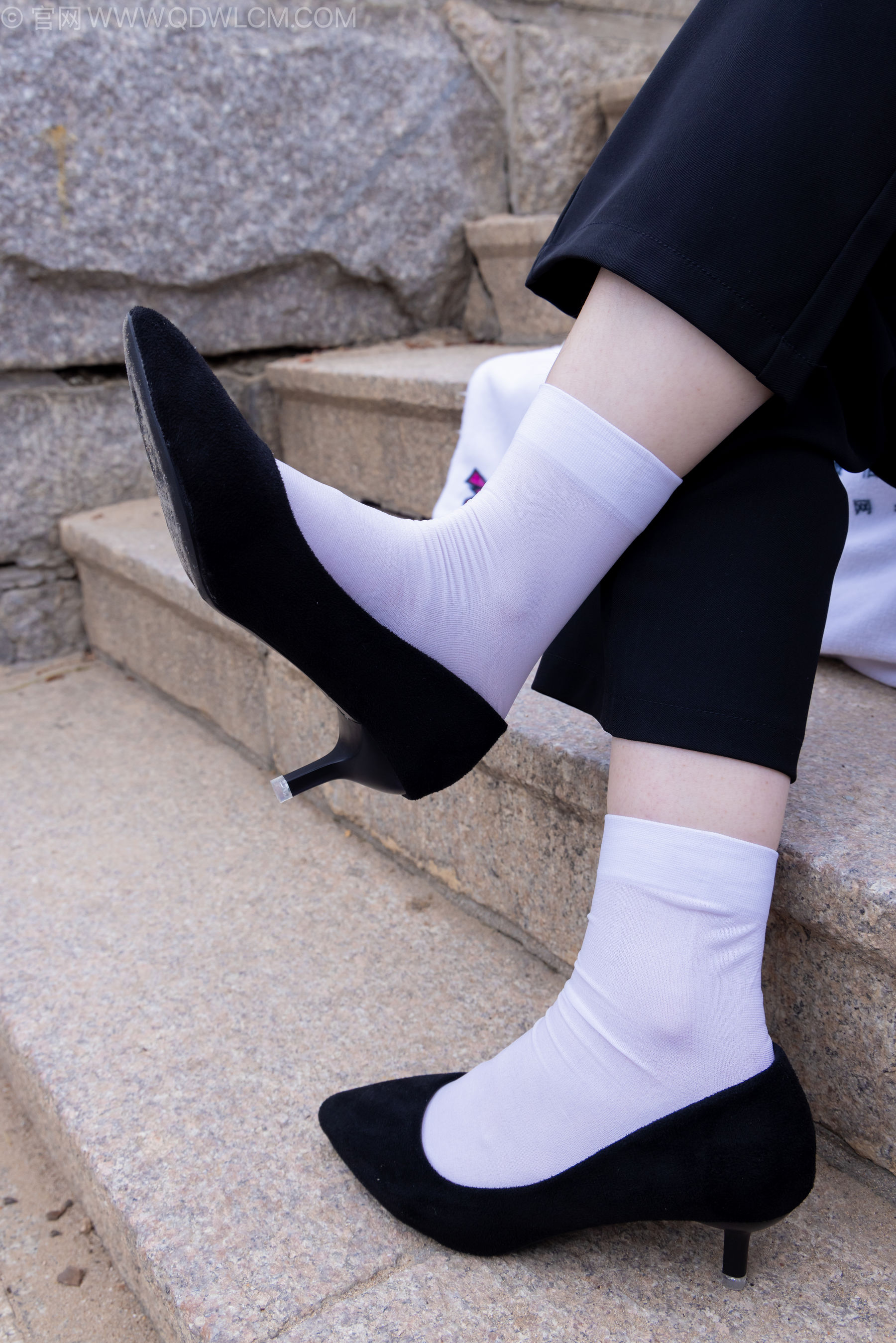 物恋传媒 No.2238 小酒 -高跟鞋、短白丝、ol制服户外/(230P)