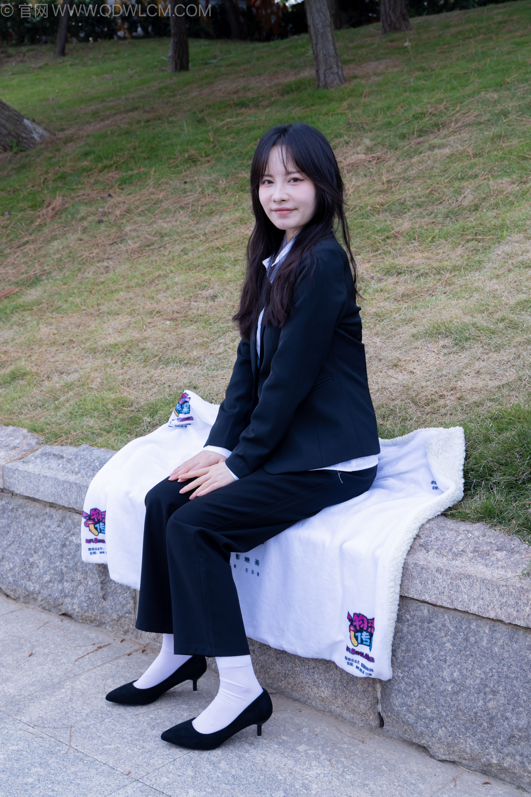 物恋传媒 No.2238 小酒 -高跟鞋、短白丝、ol制服户外/(230P)