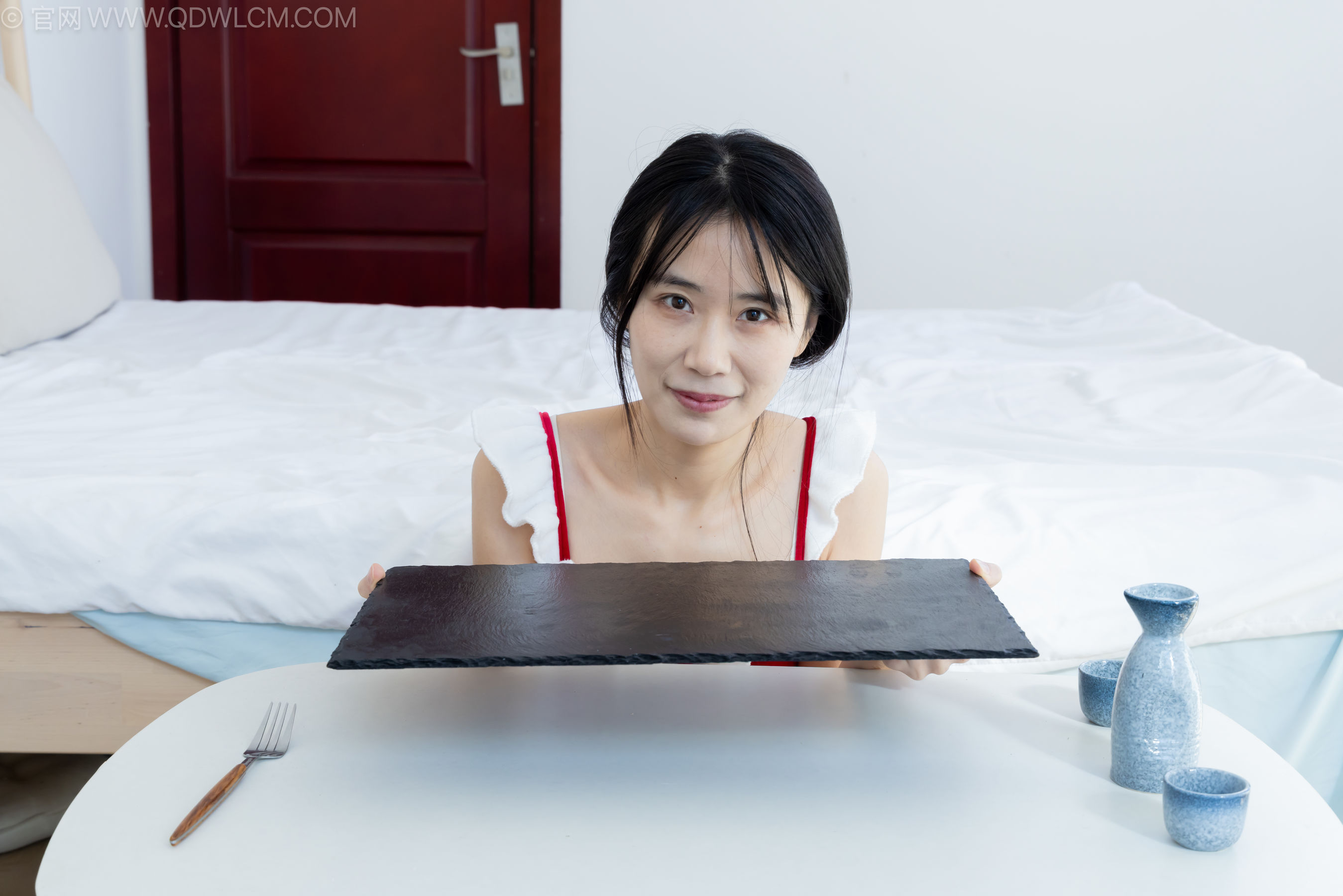 物恋传媒 No.2237 菜菜 -高跟鞋、油亮薄白丝、裸足、草莓和酸奶裸足摆盘剧情/(230P)