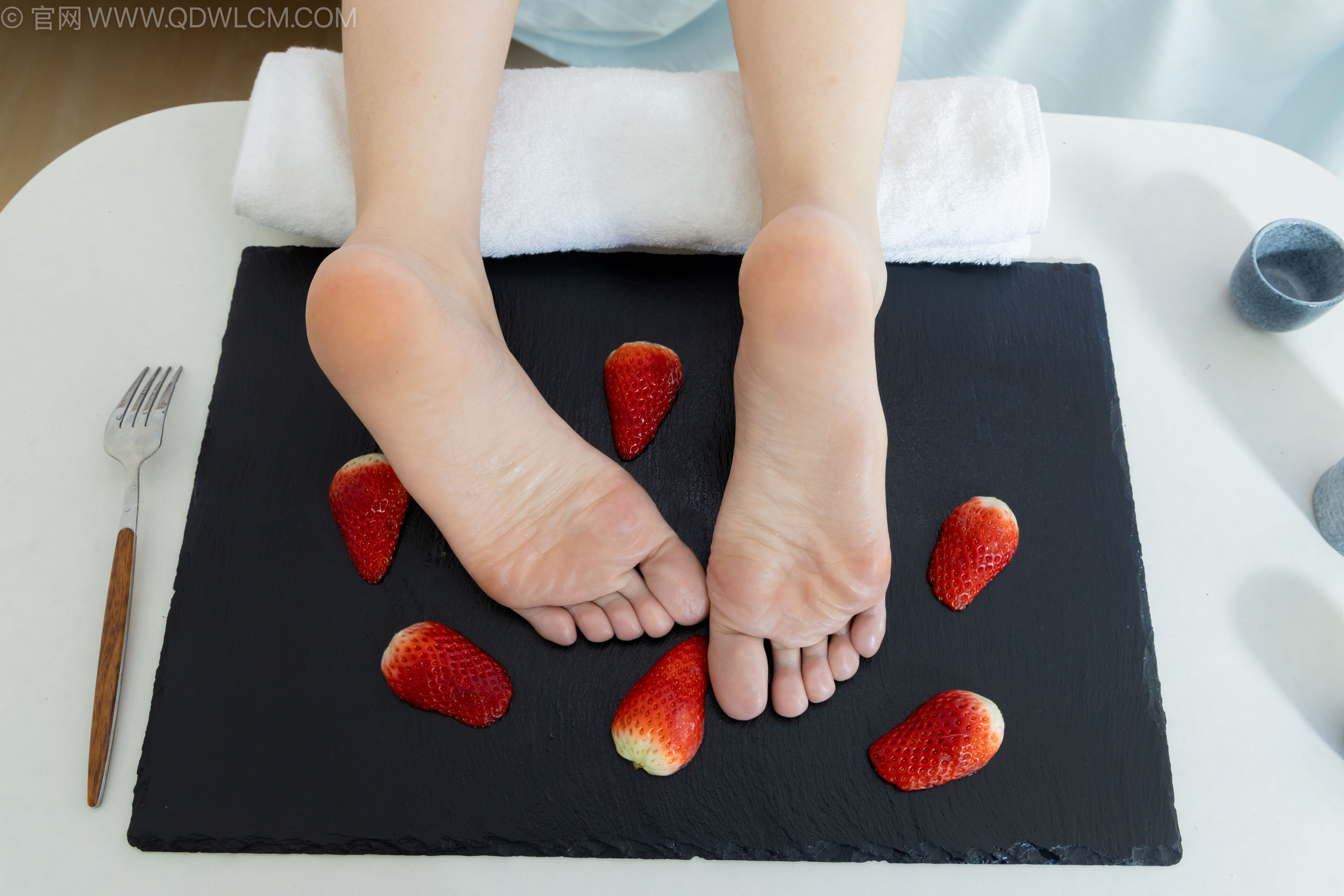 物恋传媒 No.2237 菜菜 -高跟鞋、油亮薄白丝、裸足、草莓和酸奶裸足摆盘剧情/(230P)