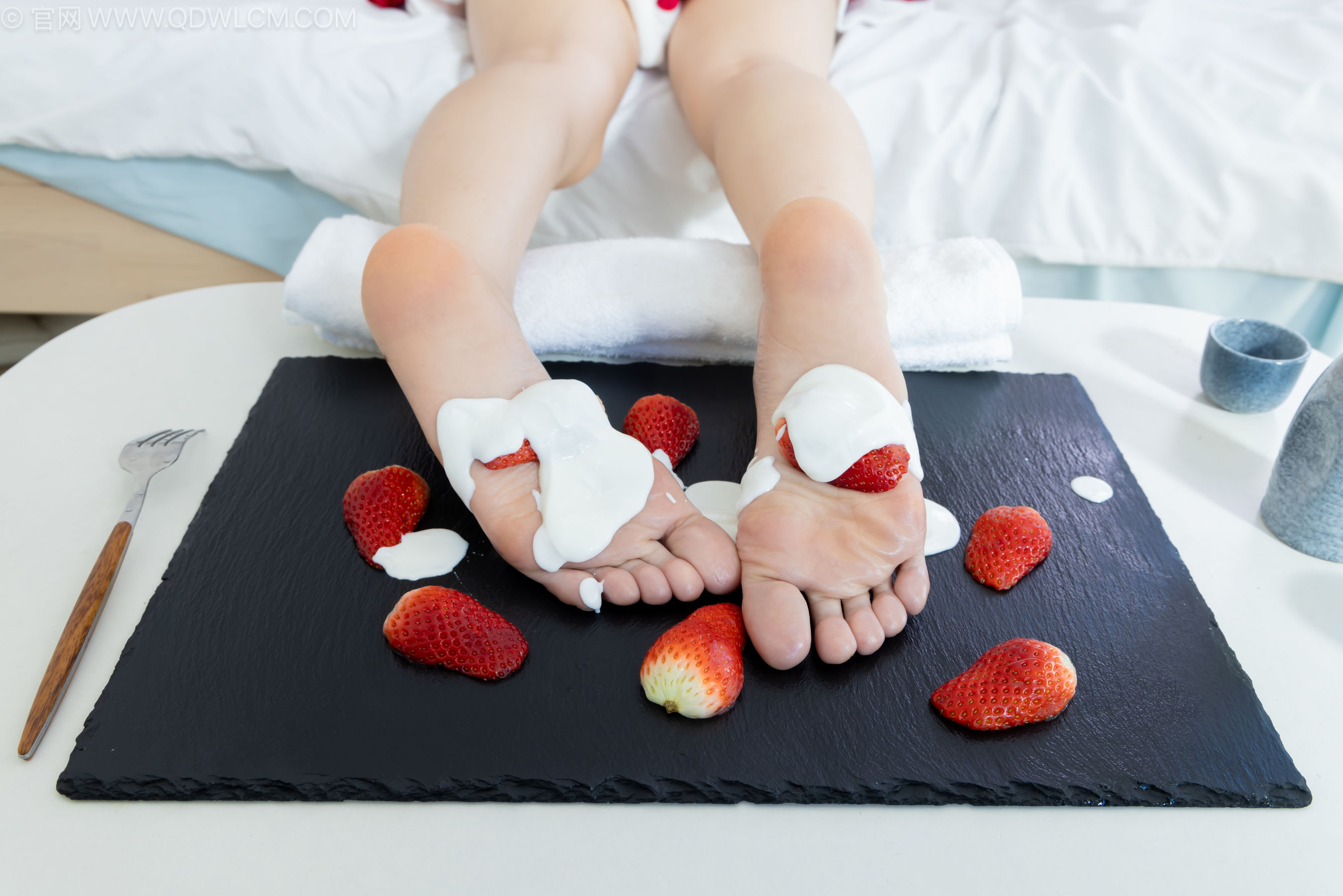 物恋传媒 No.2237 菜菜 -高跟鞋、油亮薄白丝、裸足、草莓和酸奶裸足摆盘剧情/(230P)