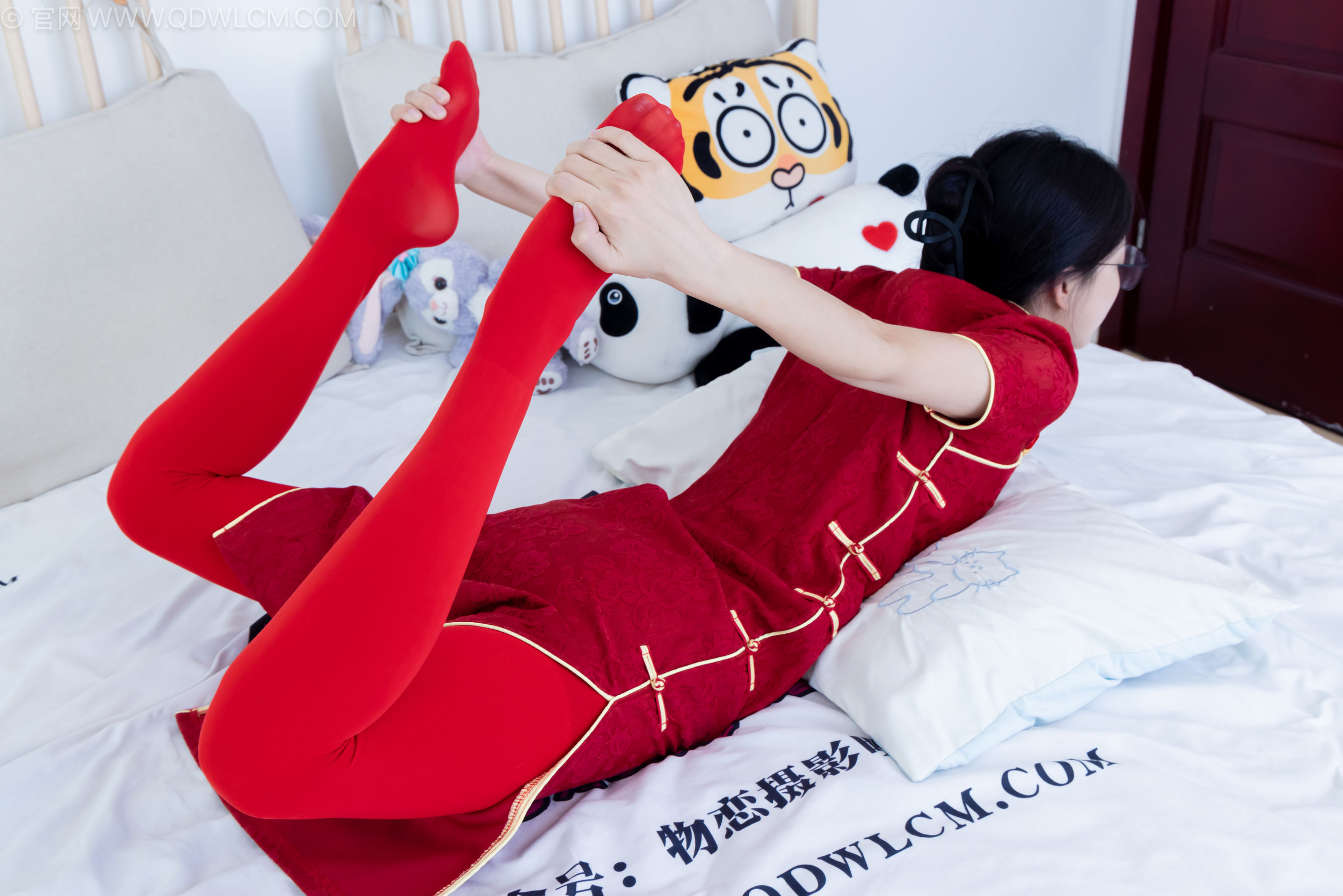 物恋传媒 No.2236 茯苓 -红色低跟鞋、厚款红色丝、皮筋绑脚老头乐挠脚剧情/(160P)