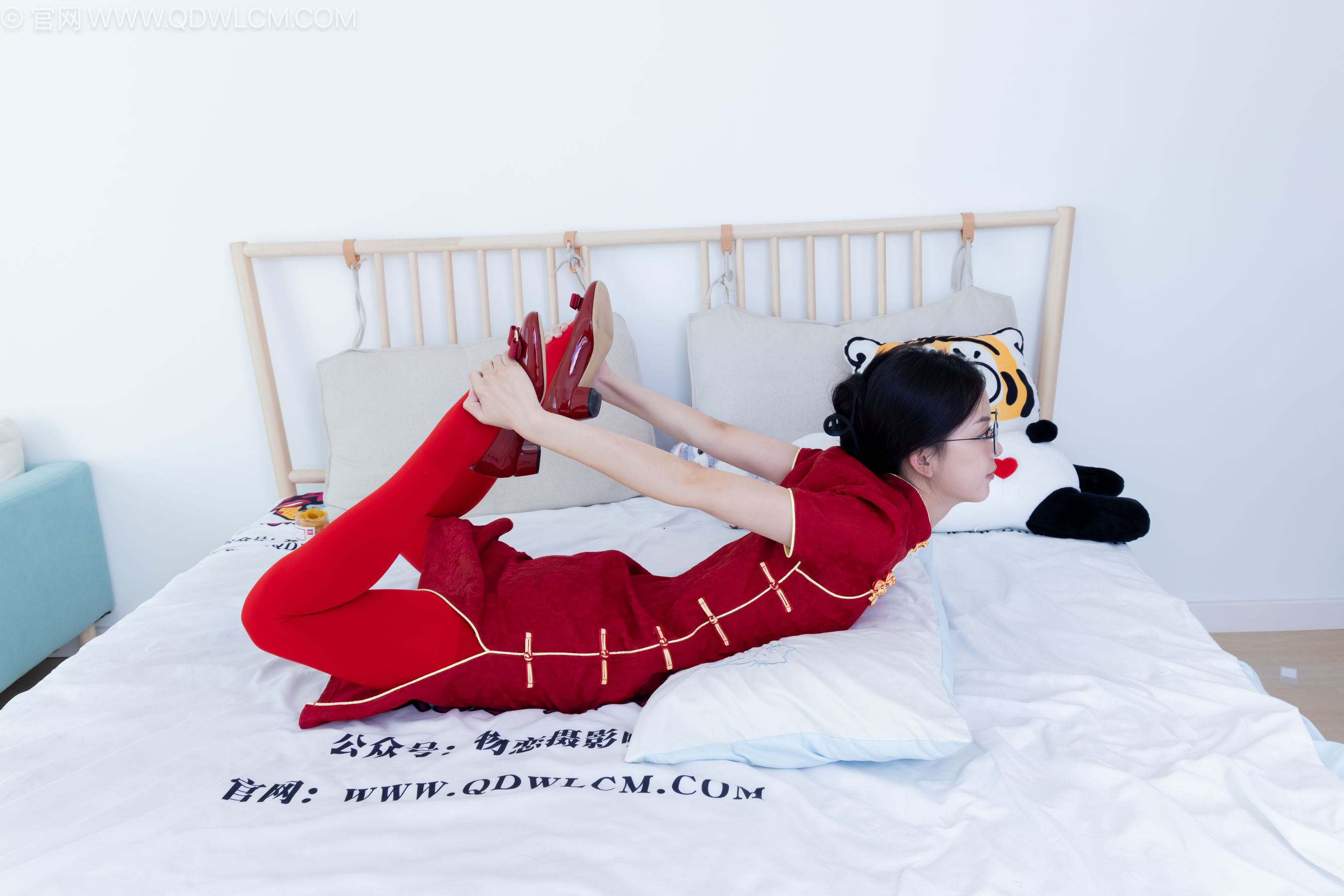 物恋传媒 No.2236 茯苓 -红色低跟鞋、厚款红色丝、皮筋绑脚老头乐挠脚剧情/(160P)